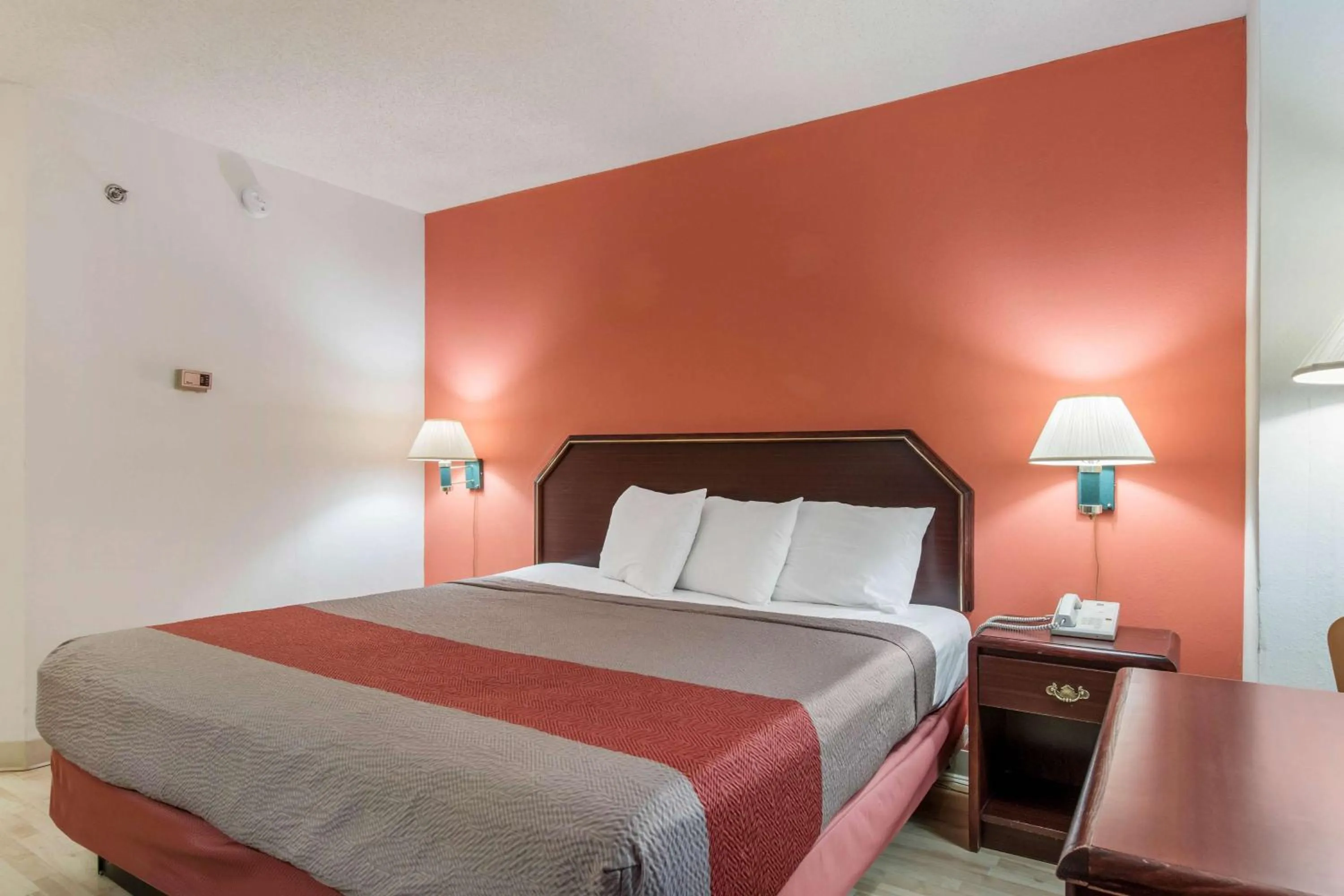 King Room - single occupancy - Disability Access in Scottish Inns & Suites - North Hershey