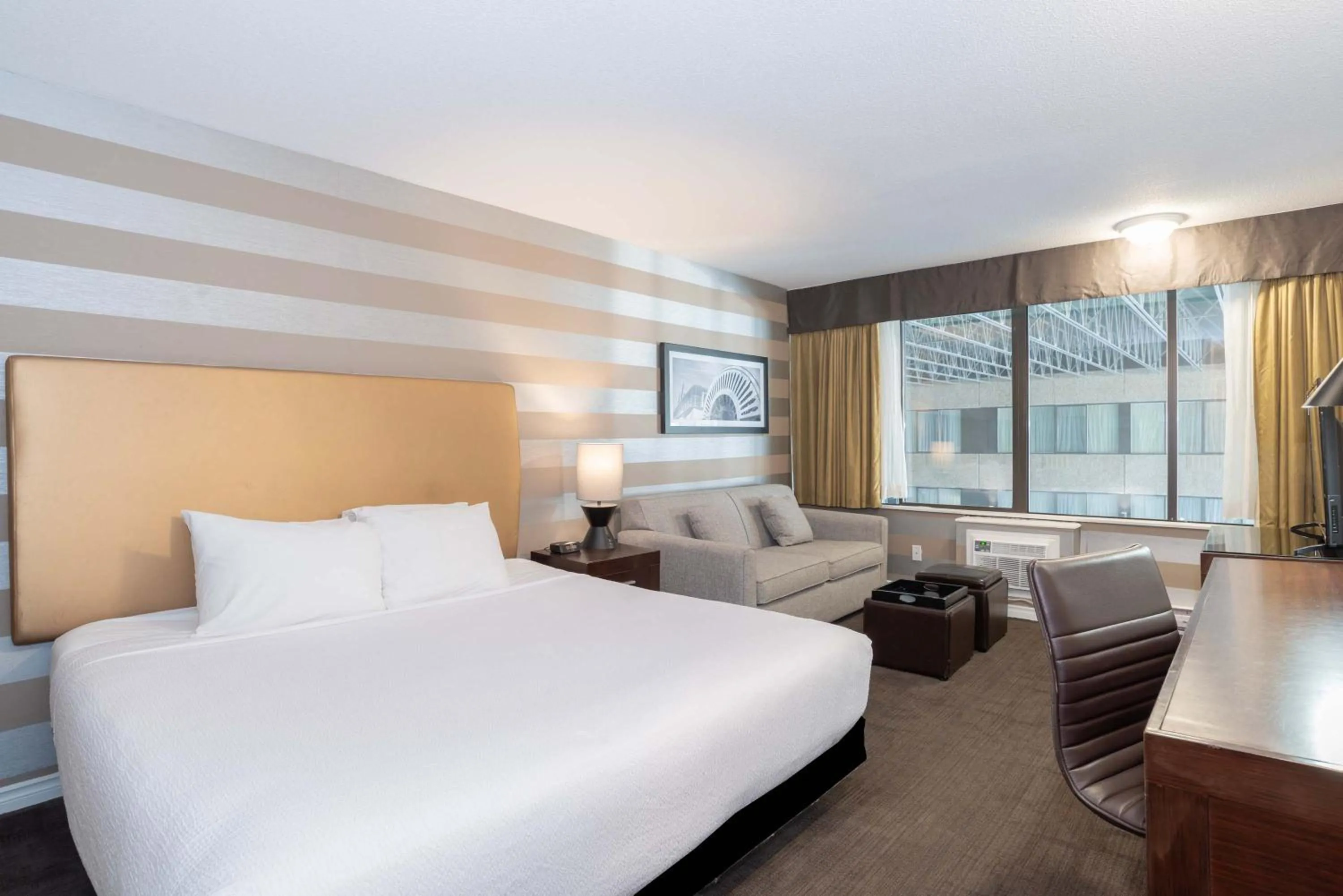 Standard Room, 1 King Bed, Sofa Bed in Sandman Hotel Penticton