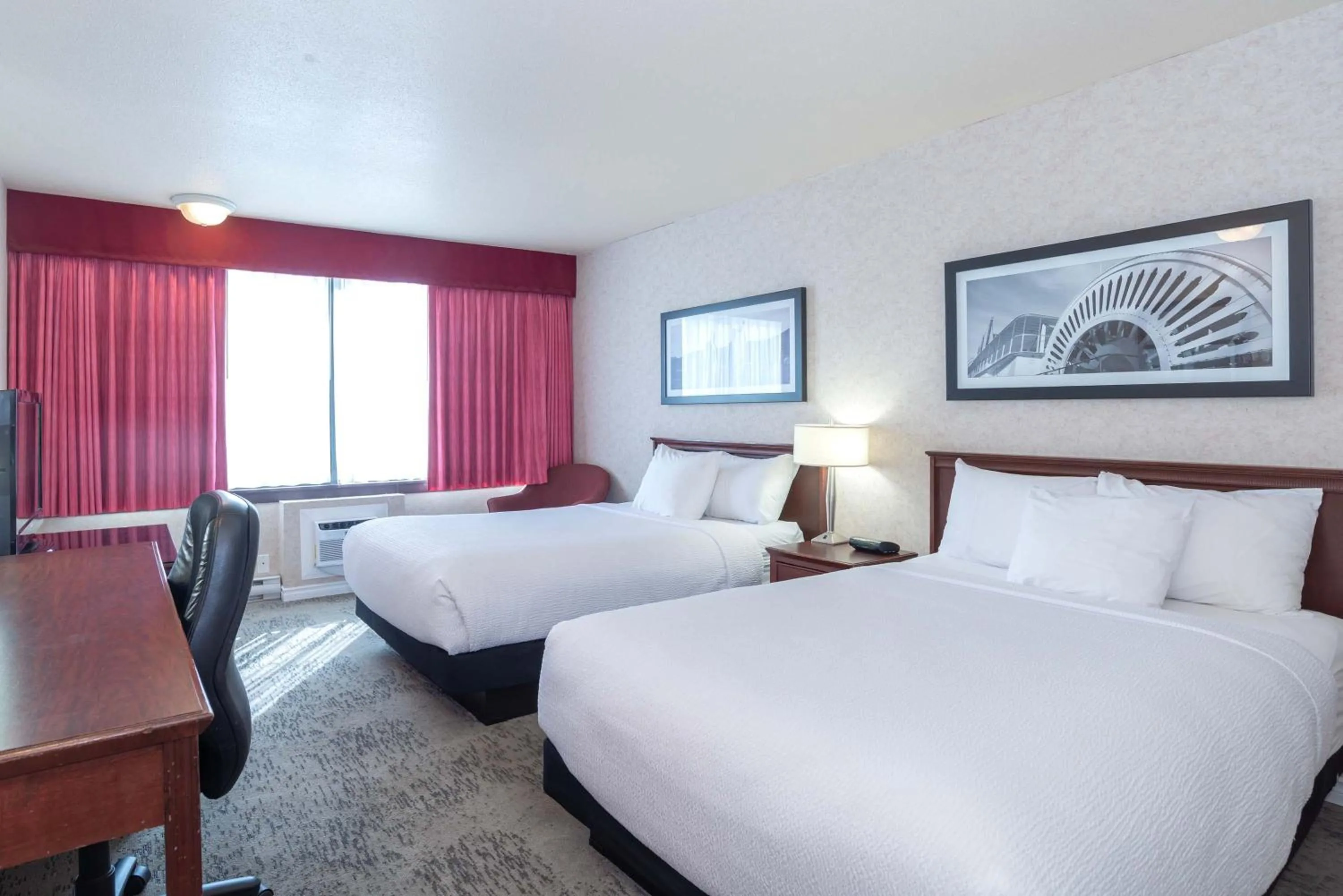 Standard Room, 2 Double Beds in Sandman Hotel Penticton
