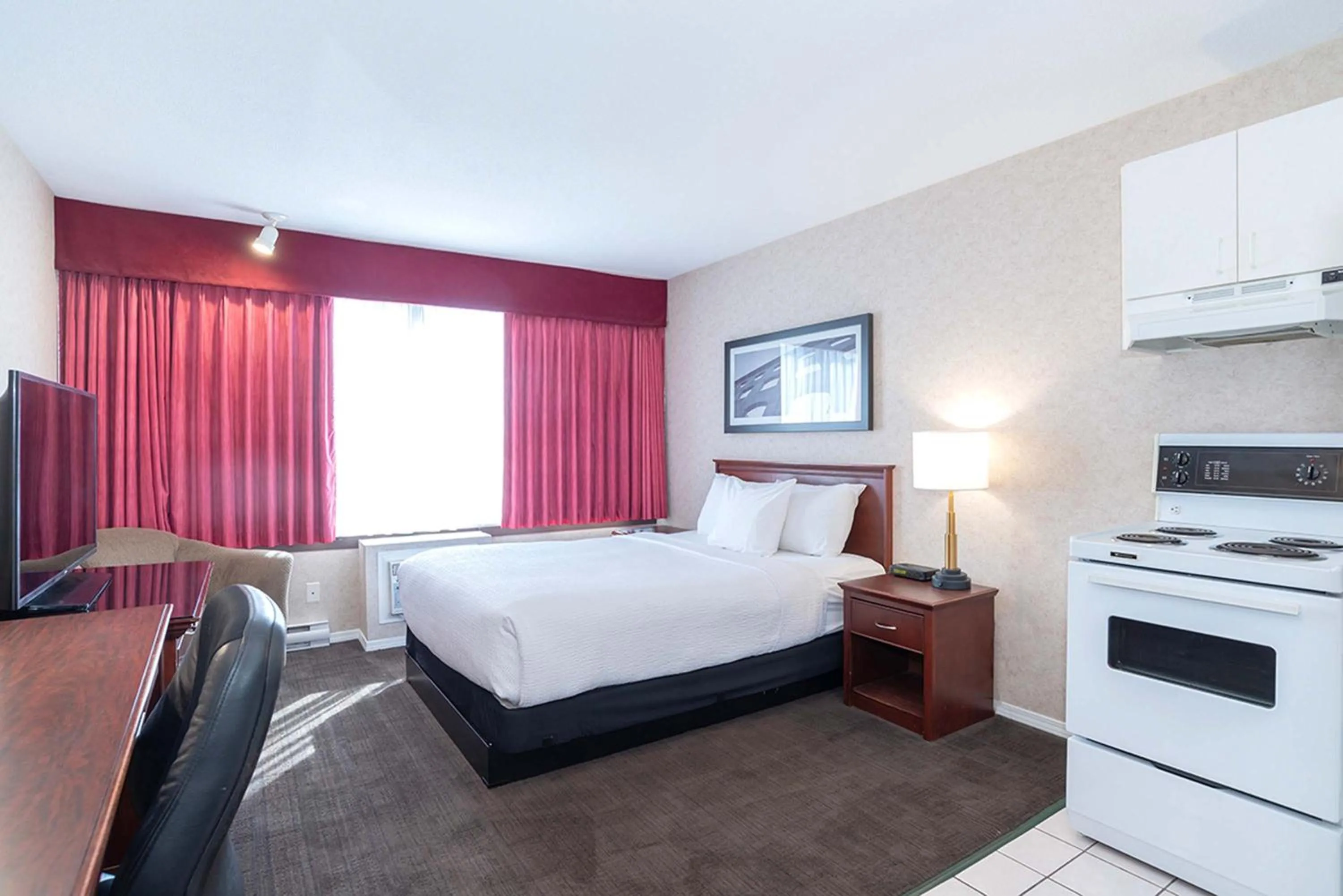 Studio Suite, 1 Queen Bed, Kitchen in Sandman Hotel Penticton