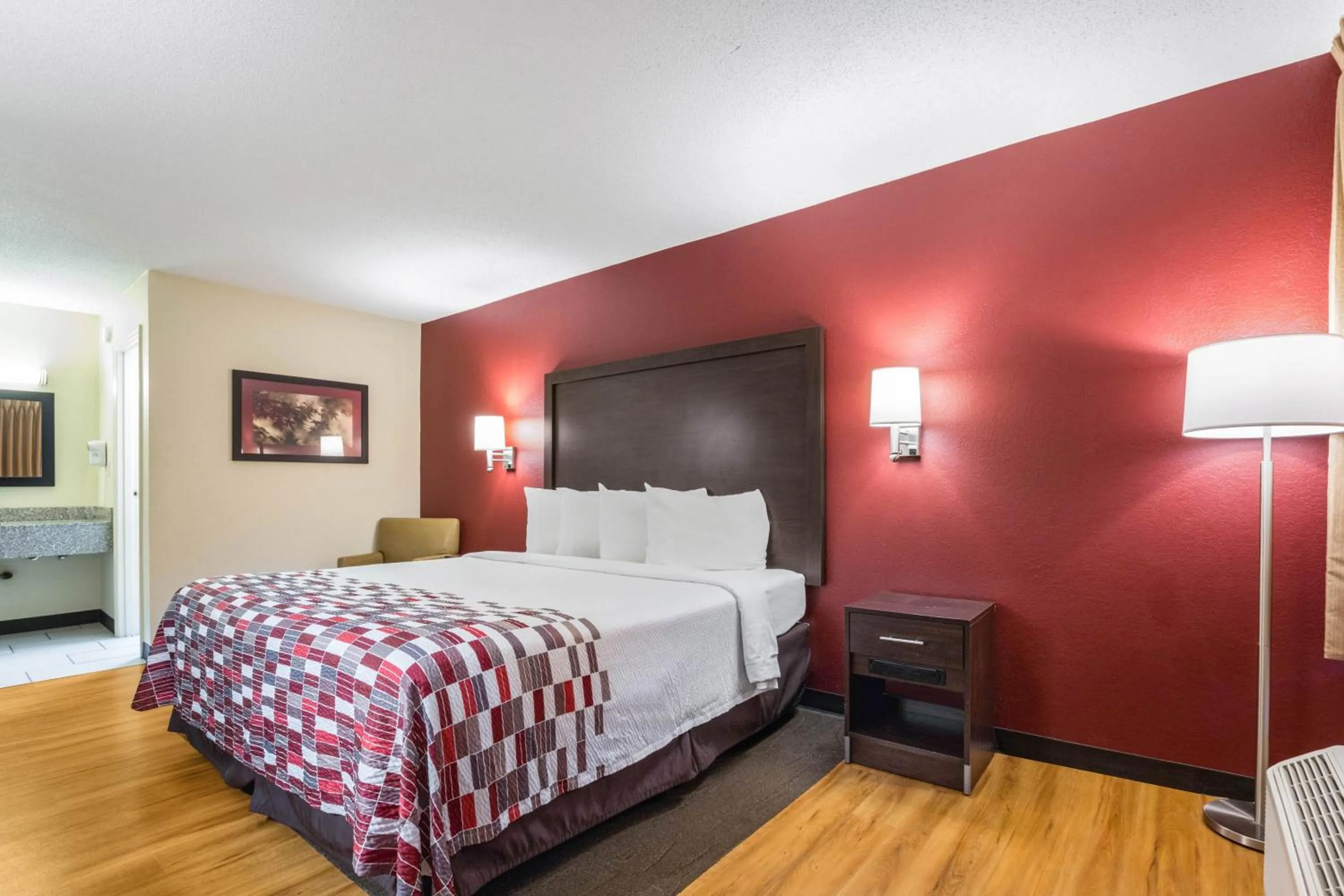 Deluxe King Room - Smoking in Red Roof Inn Cincinnati Airport–Florence/ Erlanger