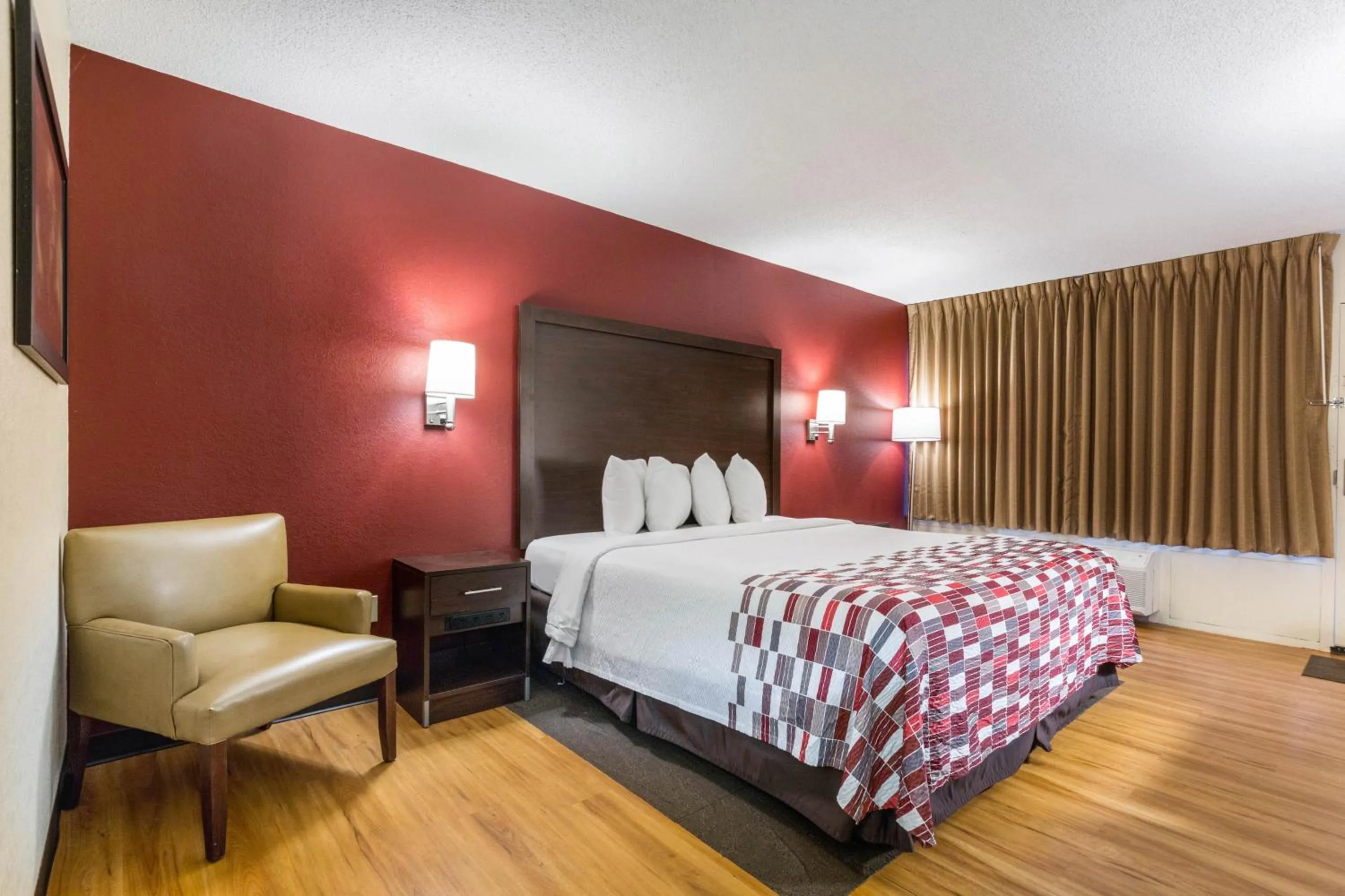 Deluxe King Room – Non Smoking in Red Roof Inn Cincinnati Airport–Florence/ Erlanger