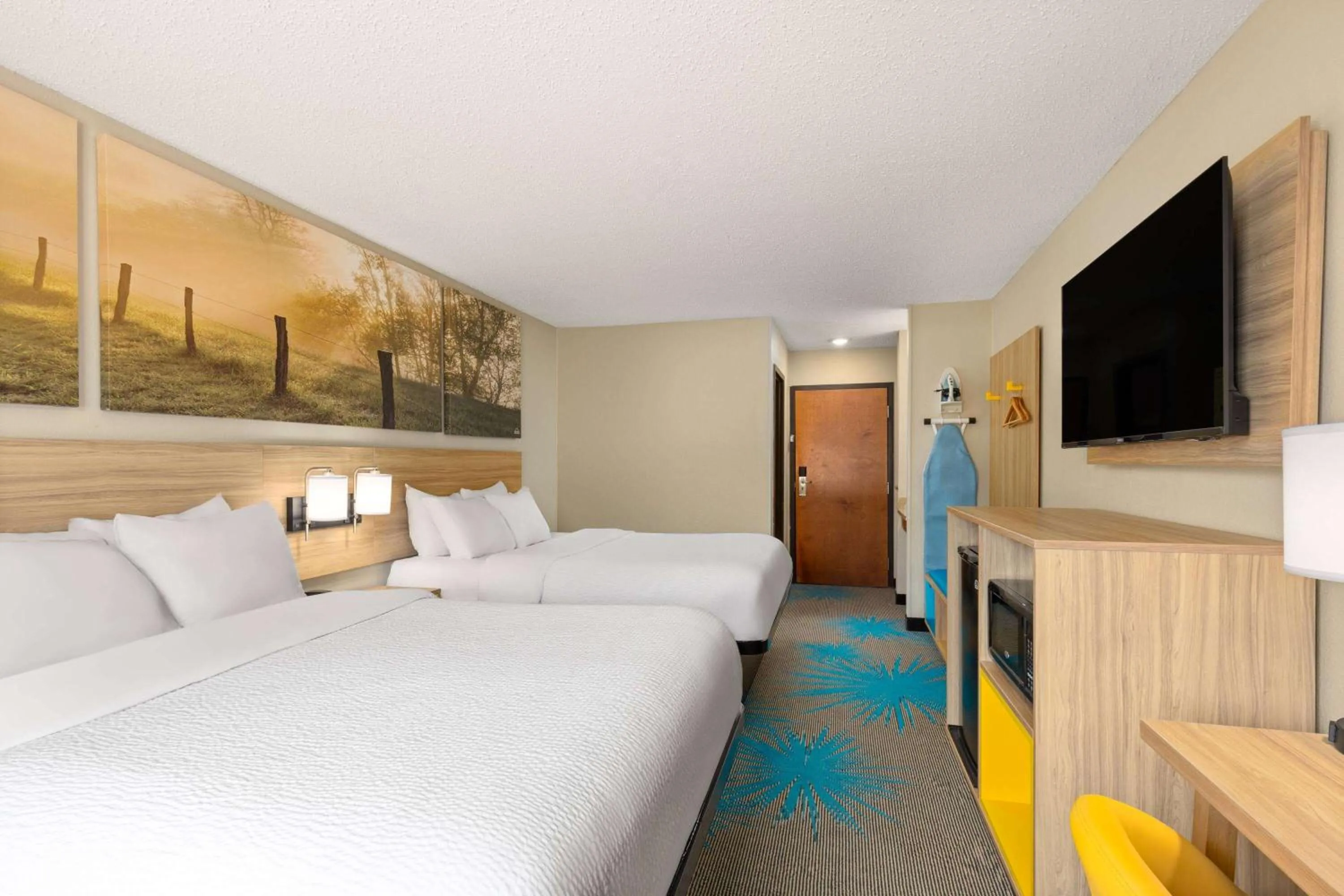 Queen Room with Two Queen Beds - Non-Smoking in Days Inn by Wyndham Glasgow