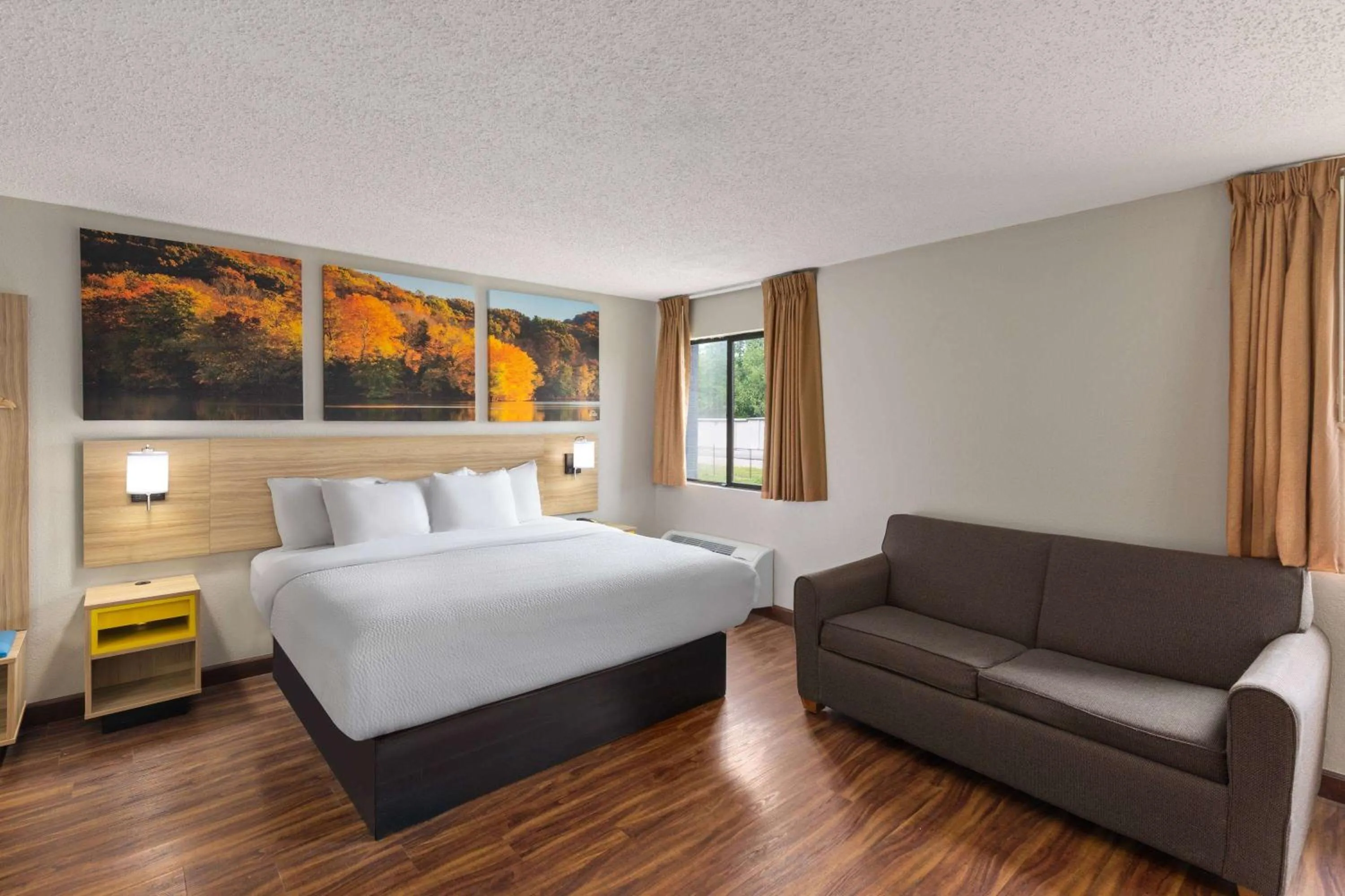 King Royal Suite with Countryside View in Days Inn by Wyndham Glasgow