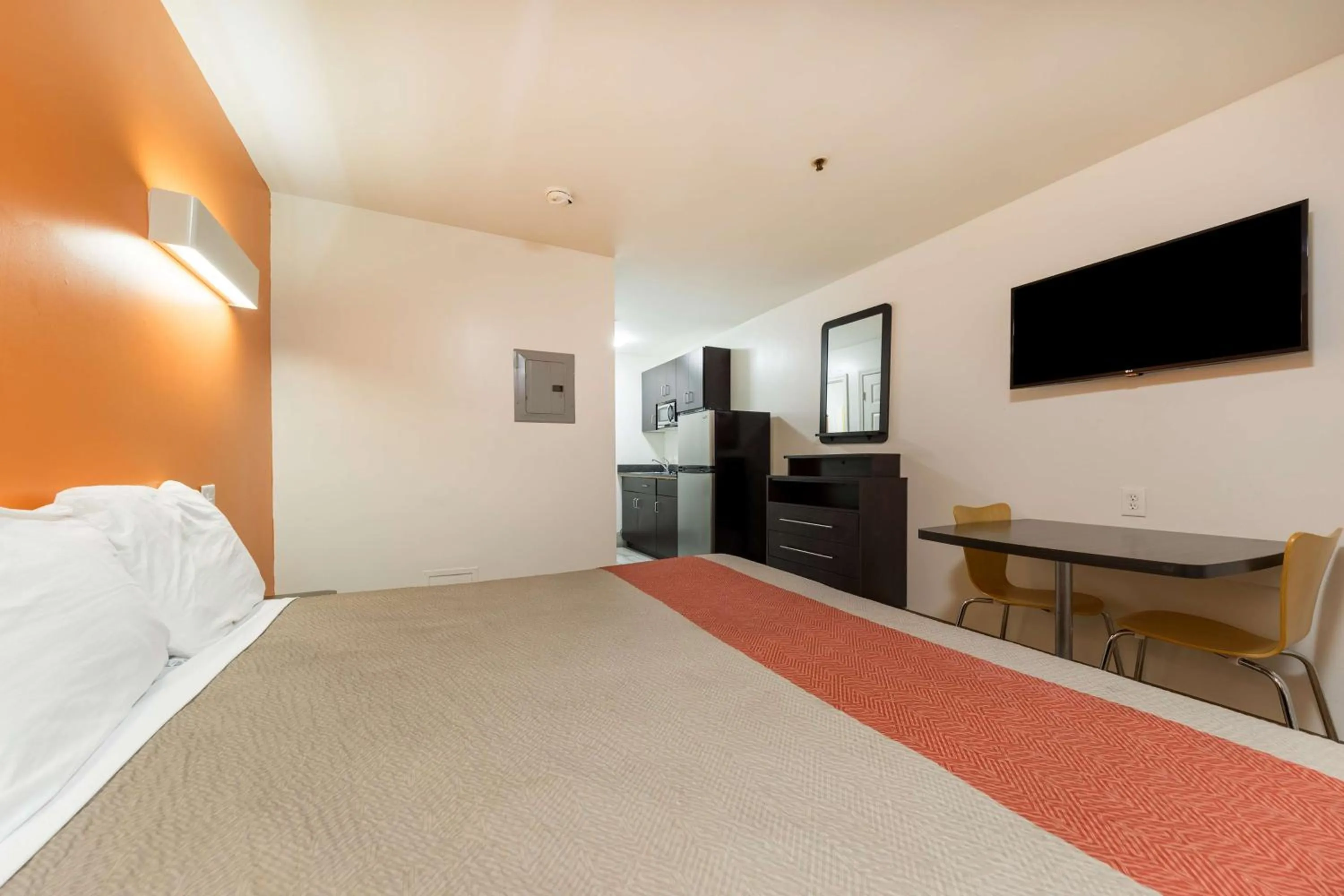 King Room with Roll-in Shower - Disability Access - Non-Smoking in Motel 6-Greenville, SC