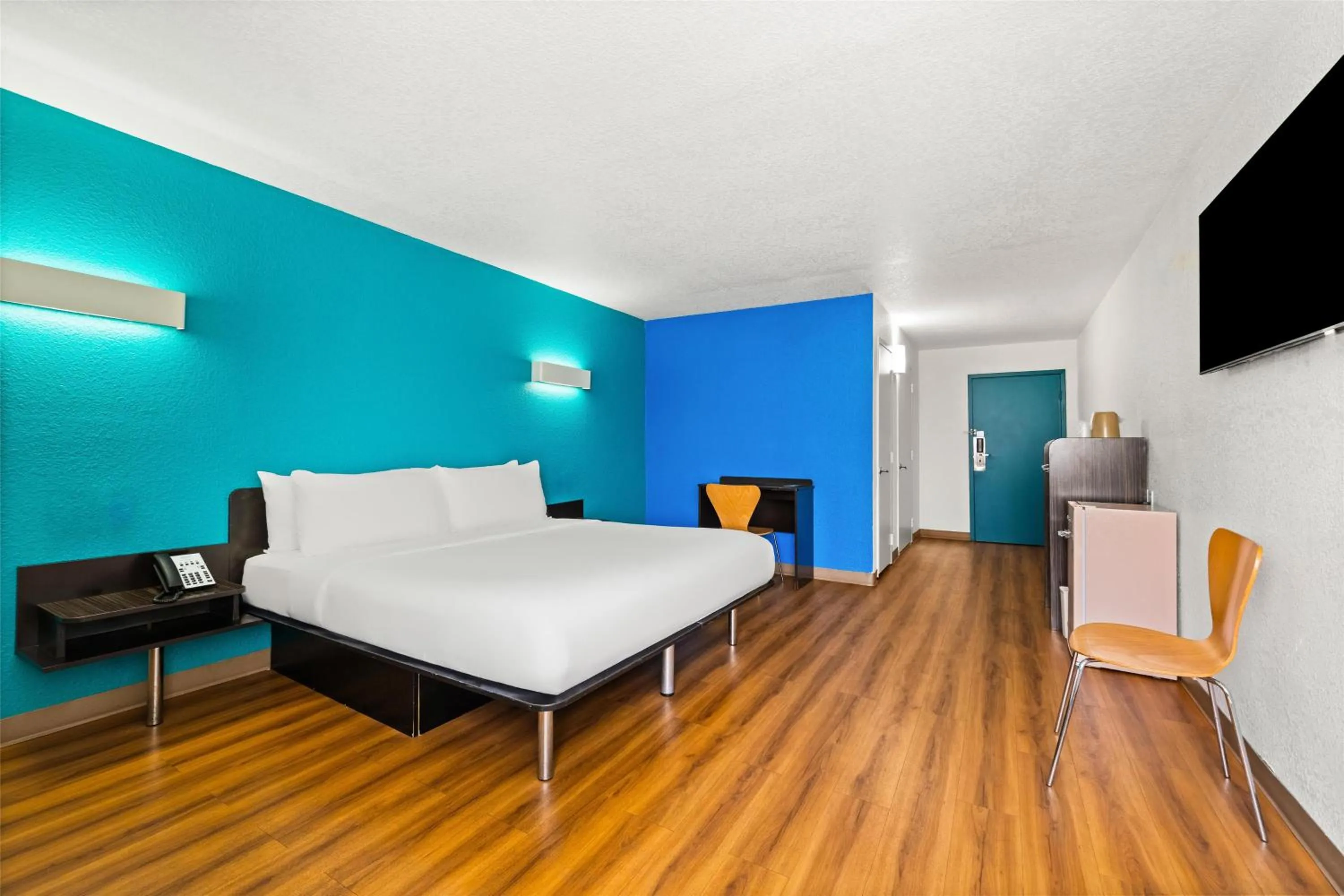 King Room with Roll-in Shower - Disability Access - Non-Smoking in Signature Inn Miami
