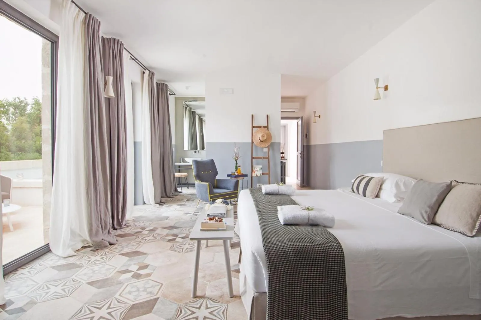 Junior Suite with external Jacuzzi in Masseria San Giovanni - Epoca Collection