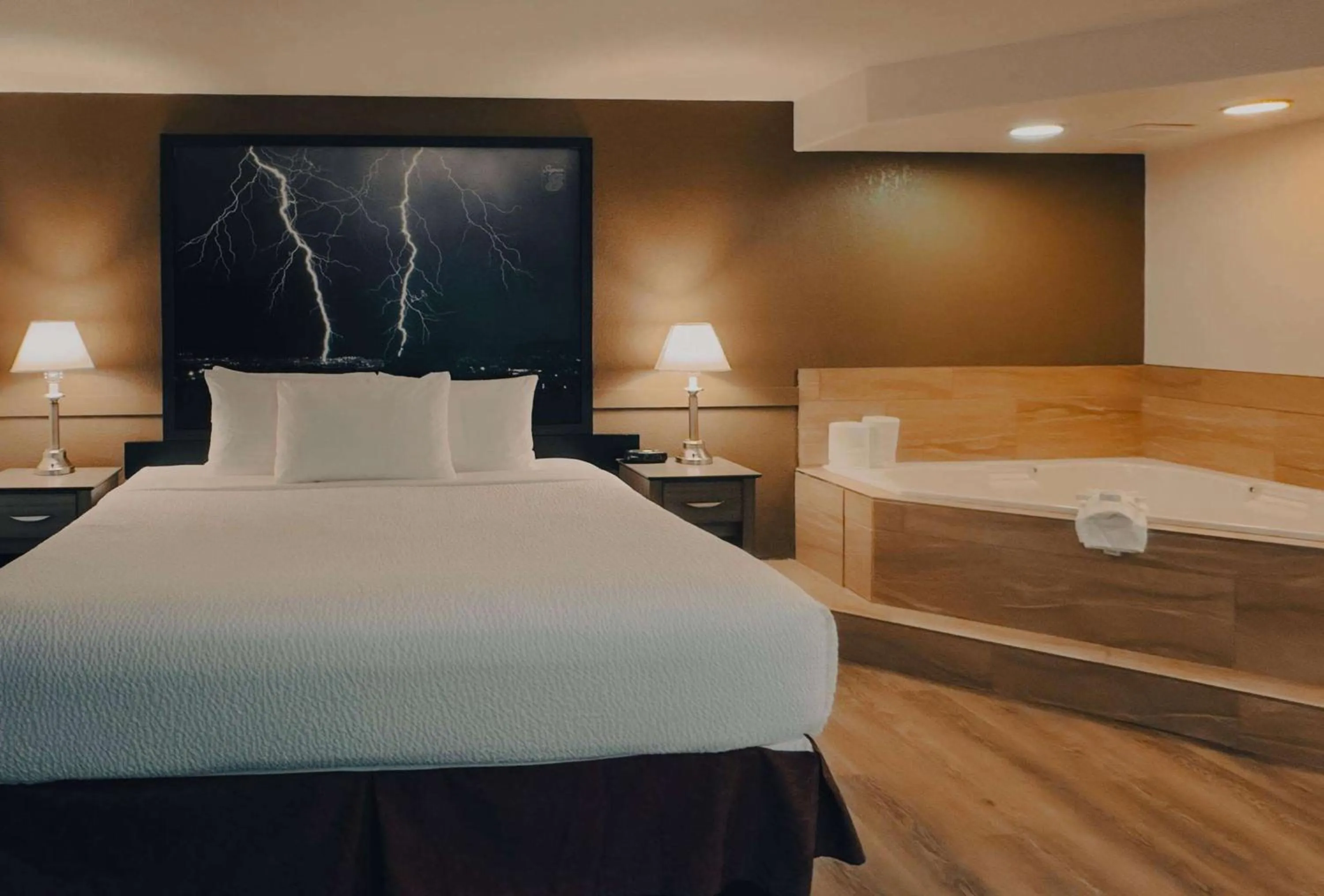 Deluxe King Room with Spa Bath- Non-Smoking in Super 8 by Wyndham Dawson Creek