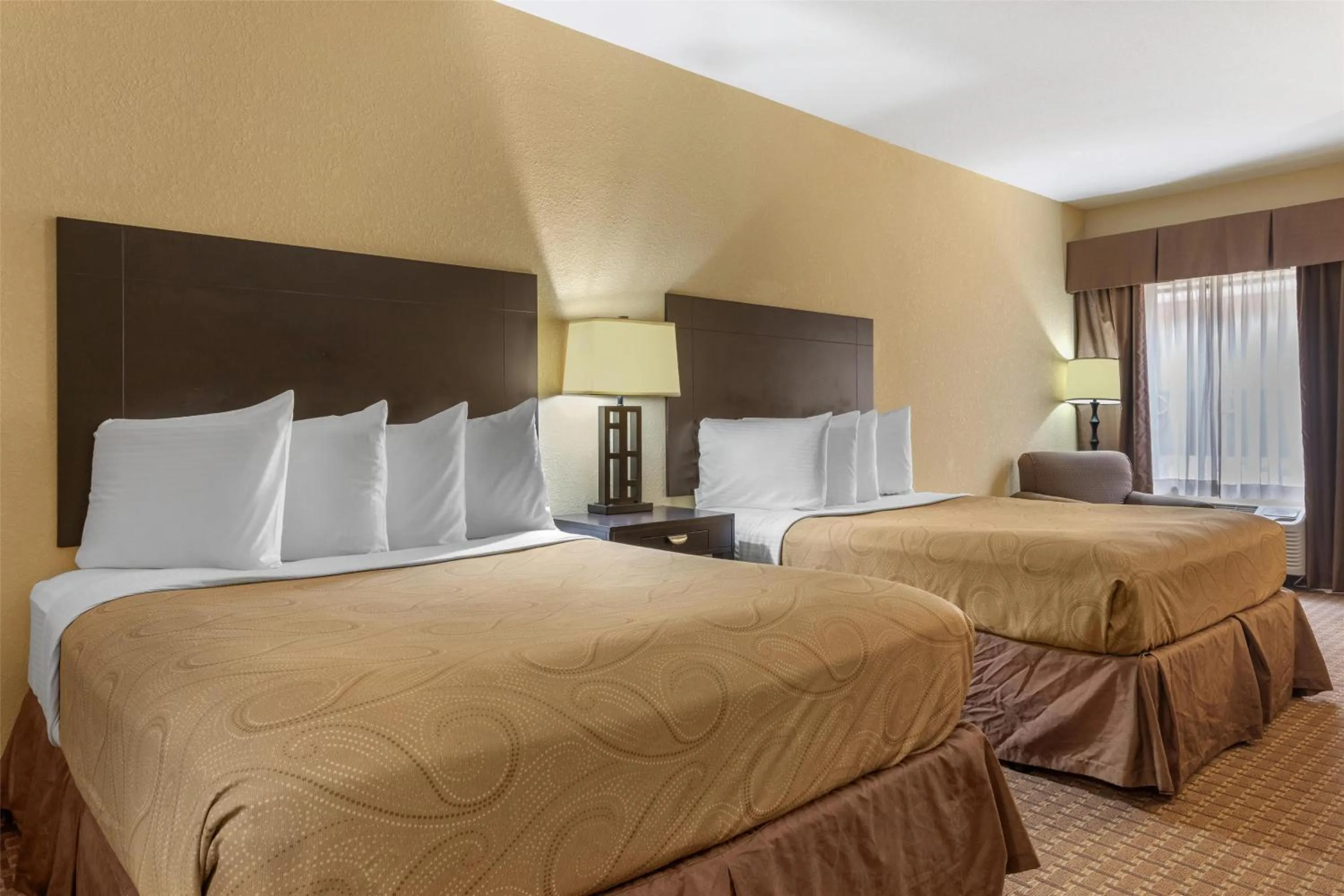 Queen Room with Two Queen Beds and Bath Tub - Mobility Access/Non-Smoking in Best Western Bastrop Pines Inn