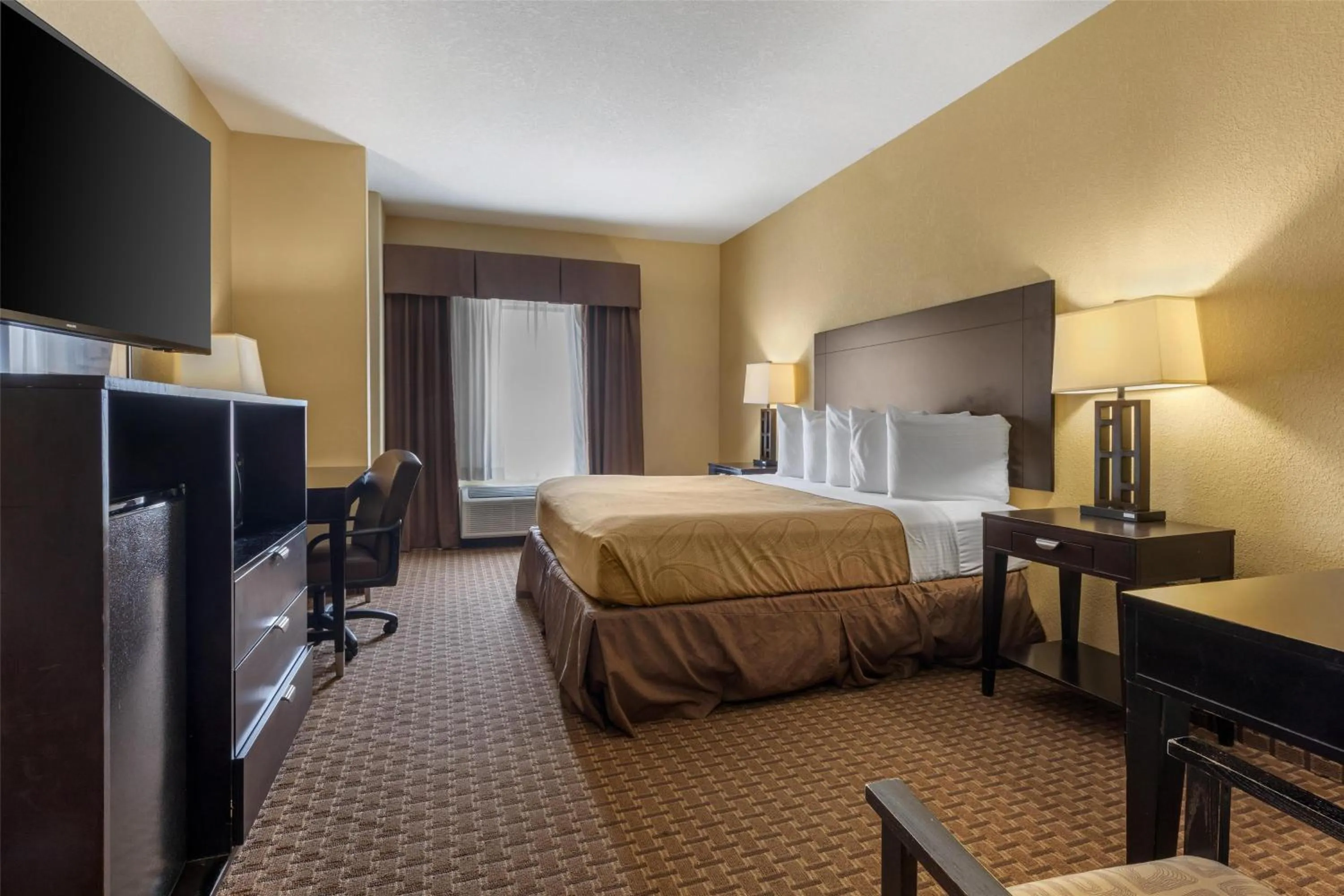 King Room with Roll-In Shower - Mobility Access/Non-Smoking in Best Western Bastrop Pines Inn