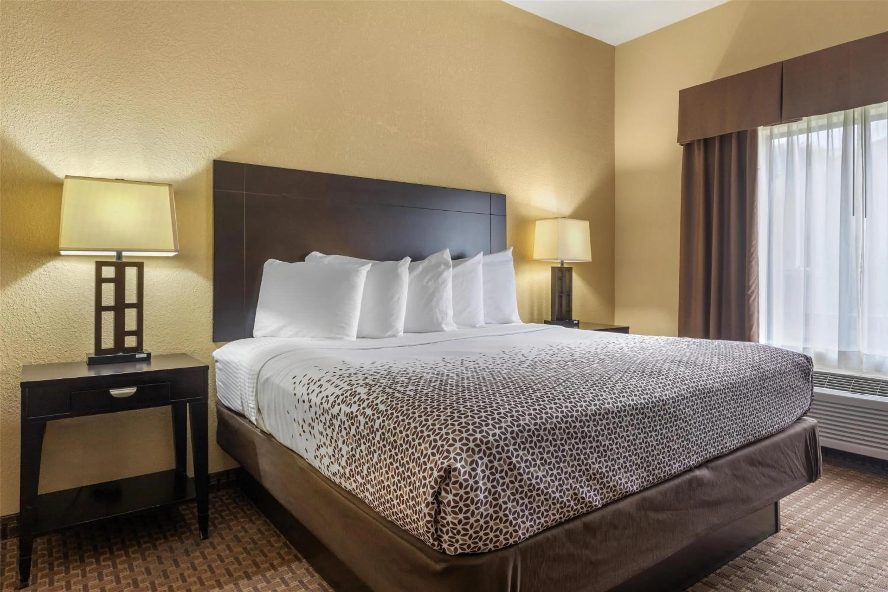 King Room - Non Smoking in Best Western Bastrop Pines Inn