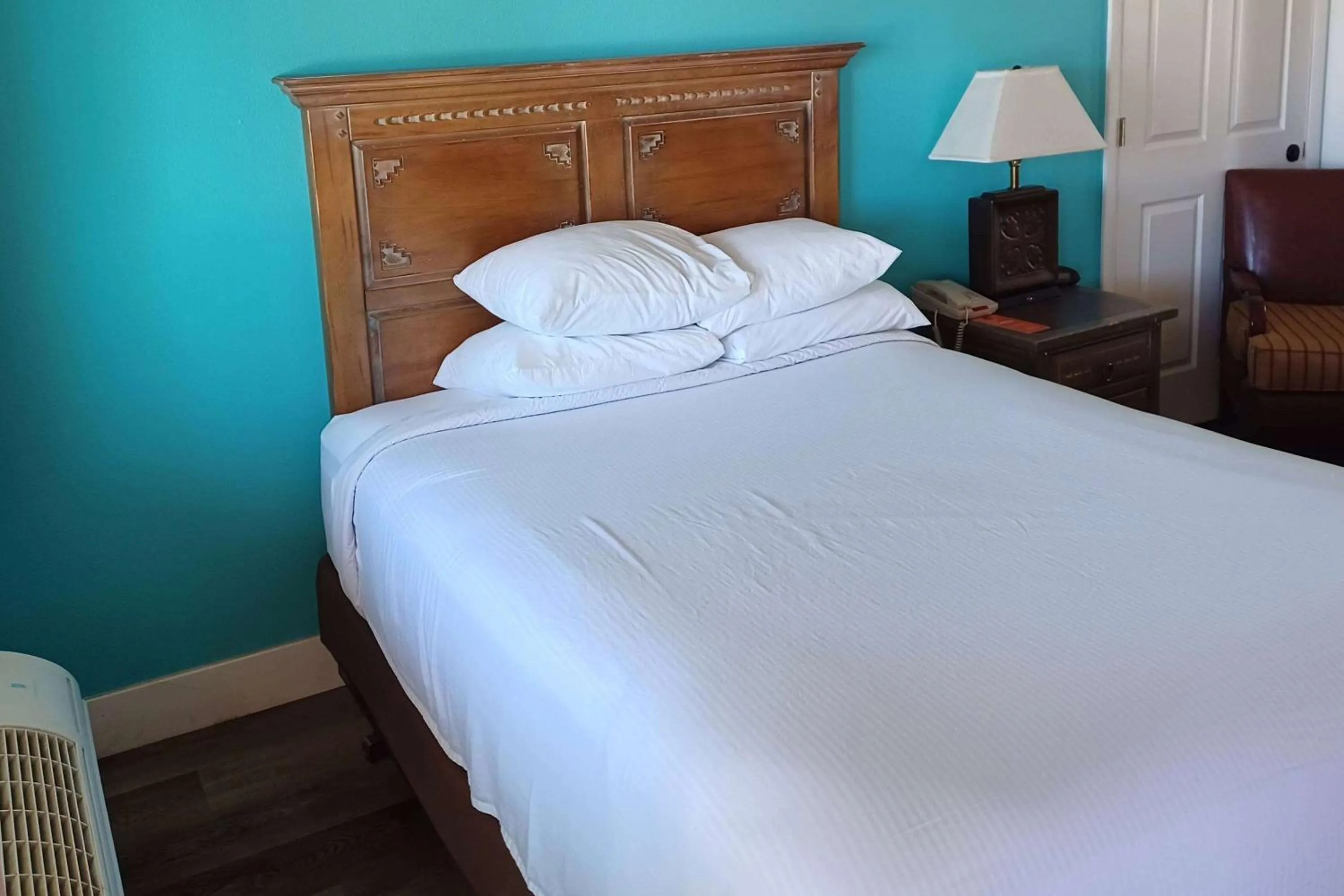 Queen Room with Mobility Access and Roll-In Shower - Non-Smoking in Howard Johnson by Wyndham Springerville