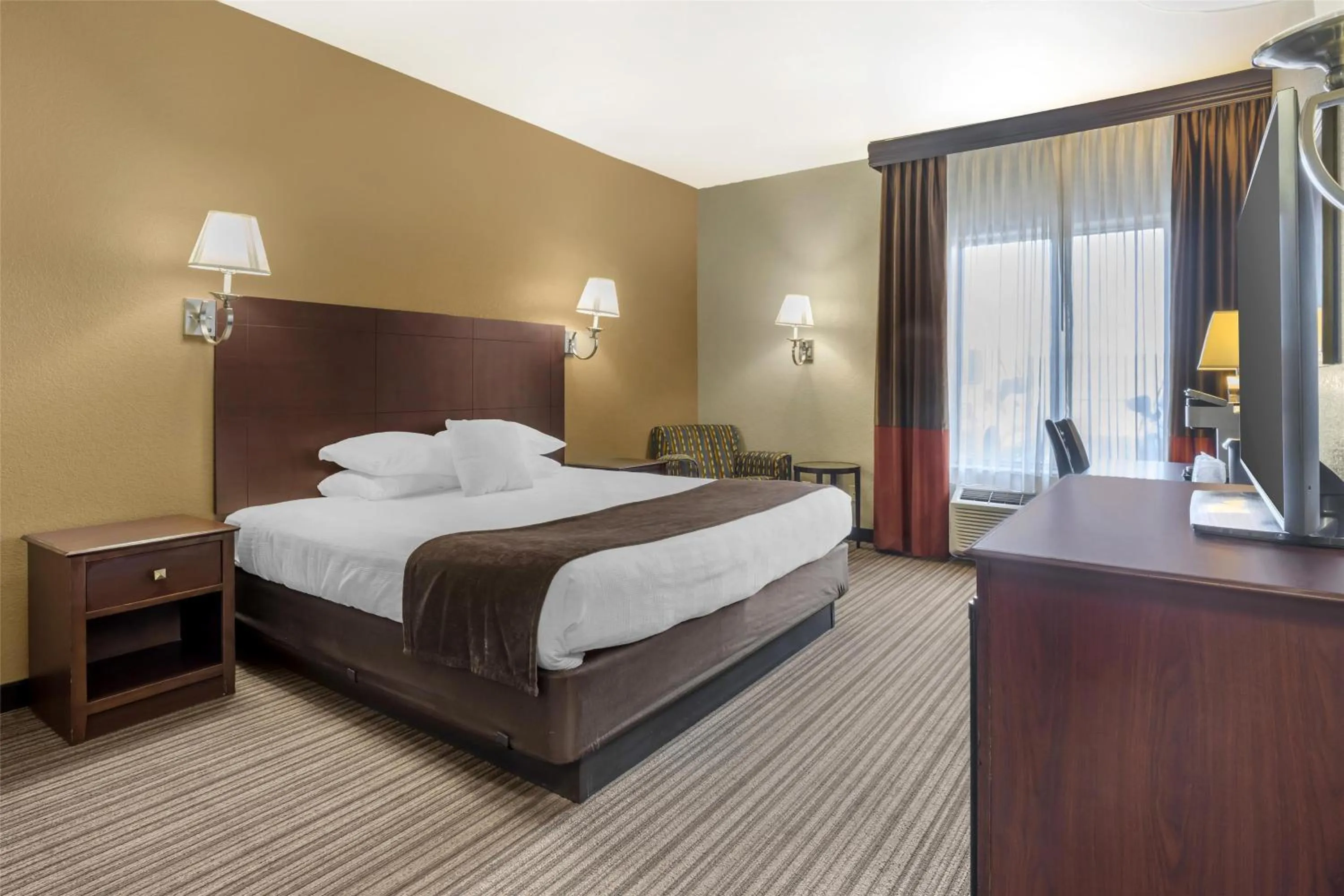 King Room with Roll-In Shower - Mobility Access in Best Western Plus Winslow Inn