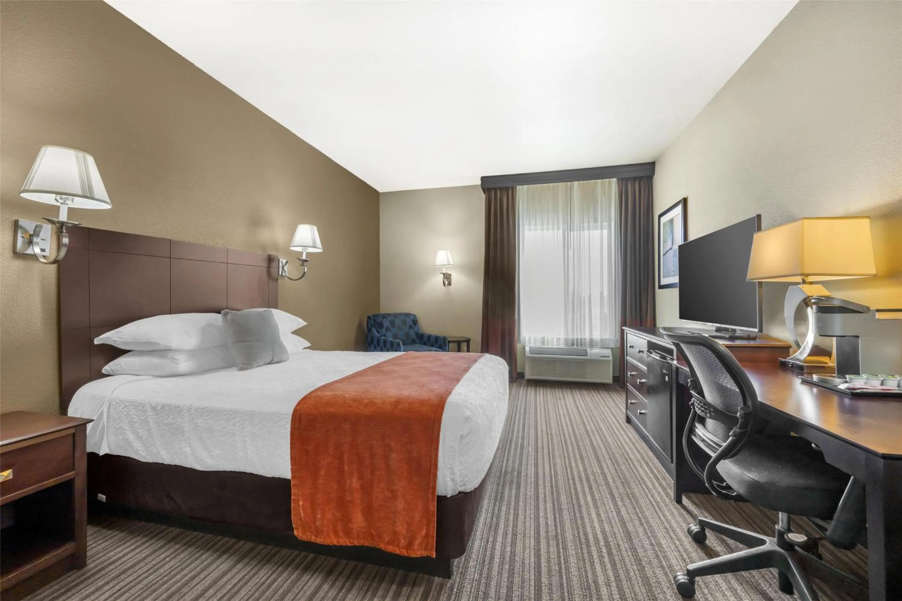 Queen Room with Walk-In Shower - Disability Access in Best Western Plus Winslow Inn