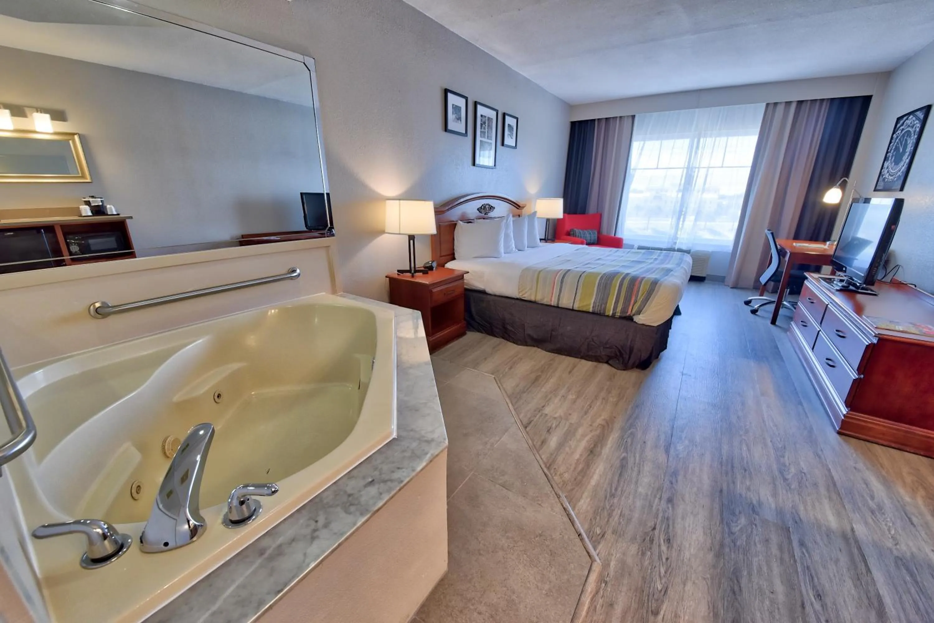 Whirlpool King Suite - Disability Access/Non Smoking in Country Inn & Suites by Radisson, Ocala Southwest