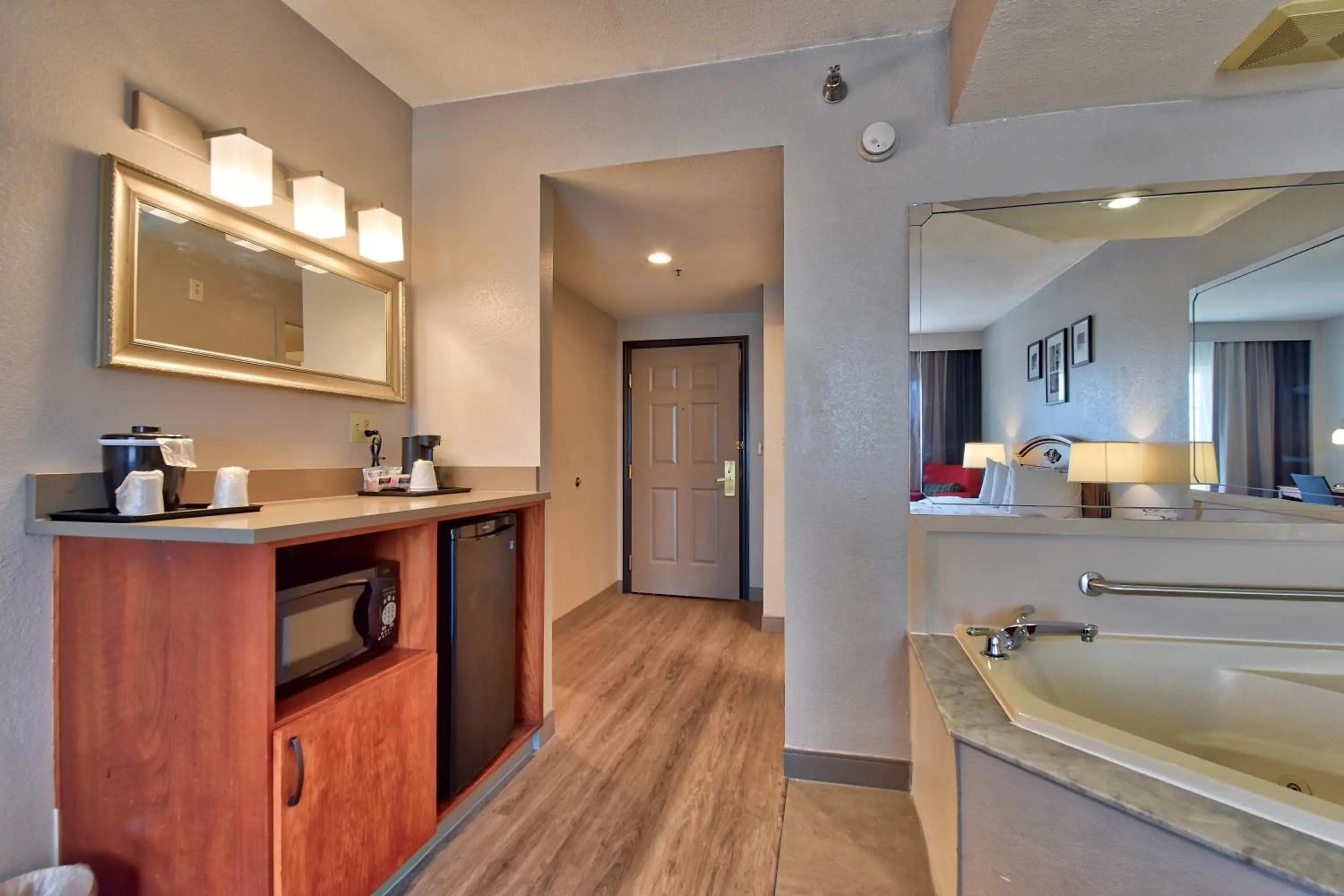 King Suite with Spa Bath - Non-Smoking in Country Inn & Suites by Radisson, Ocala Southwest