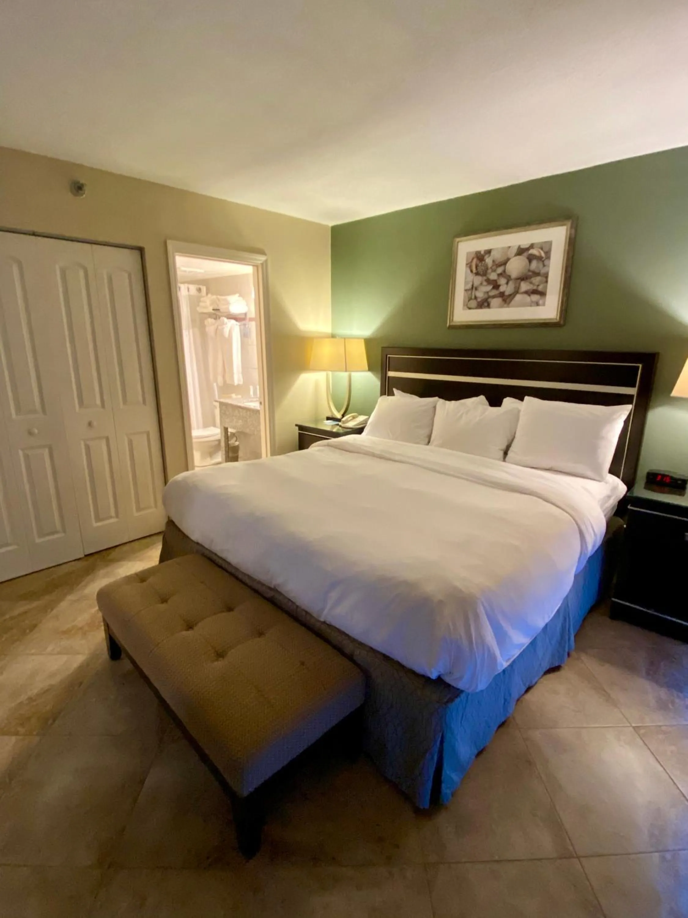 Oceanfront Business King Room - Non-Smoking in Radisson Suite Hotel Oceanfront