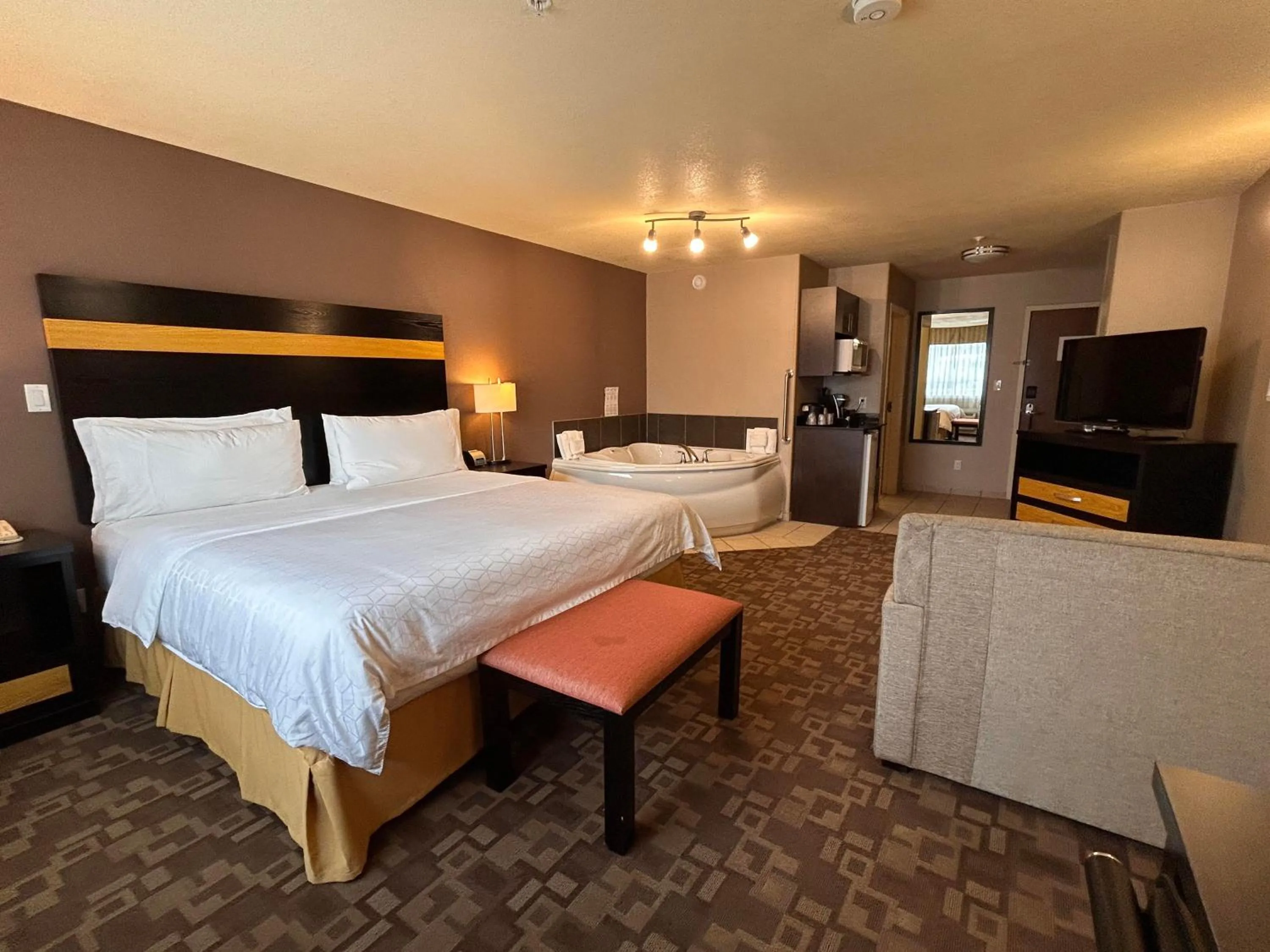 King Suite with Hot Tub - Non-Smoking in Holiday Inn Express and Suites Dawson Creek, an IHG Hotel