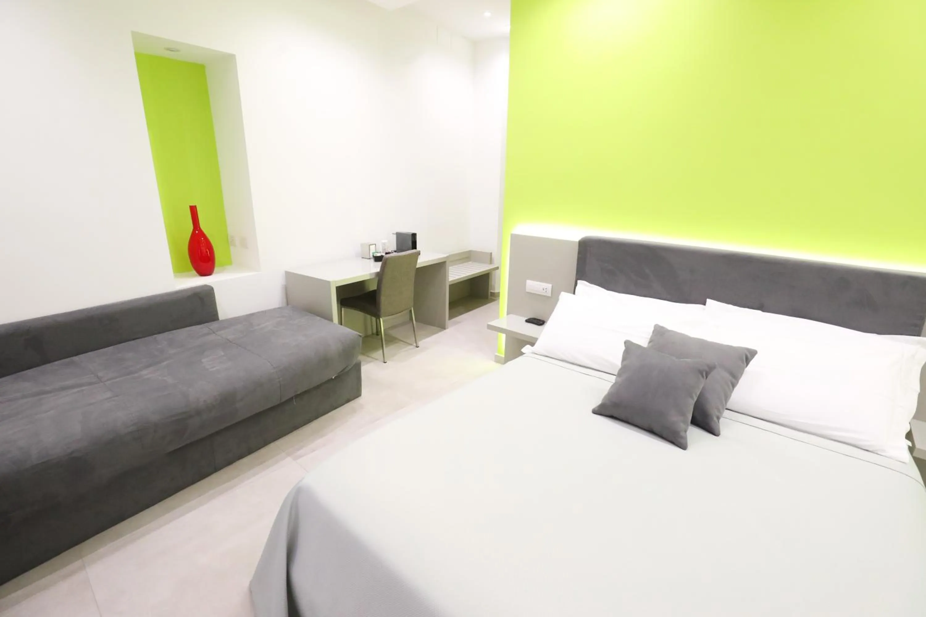 Luxury Triple Room in Toledo 16 Luxury Suites