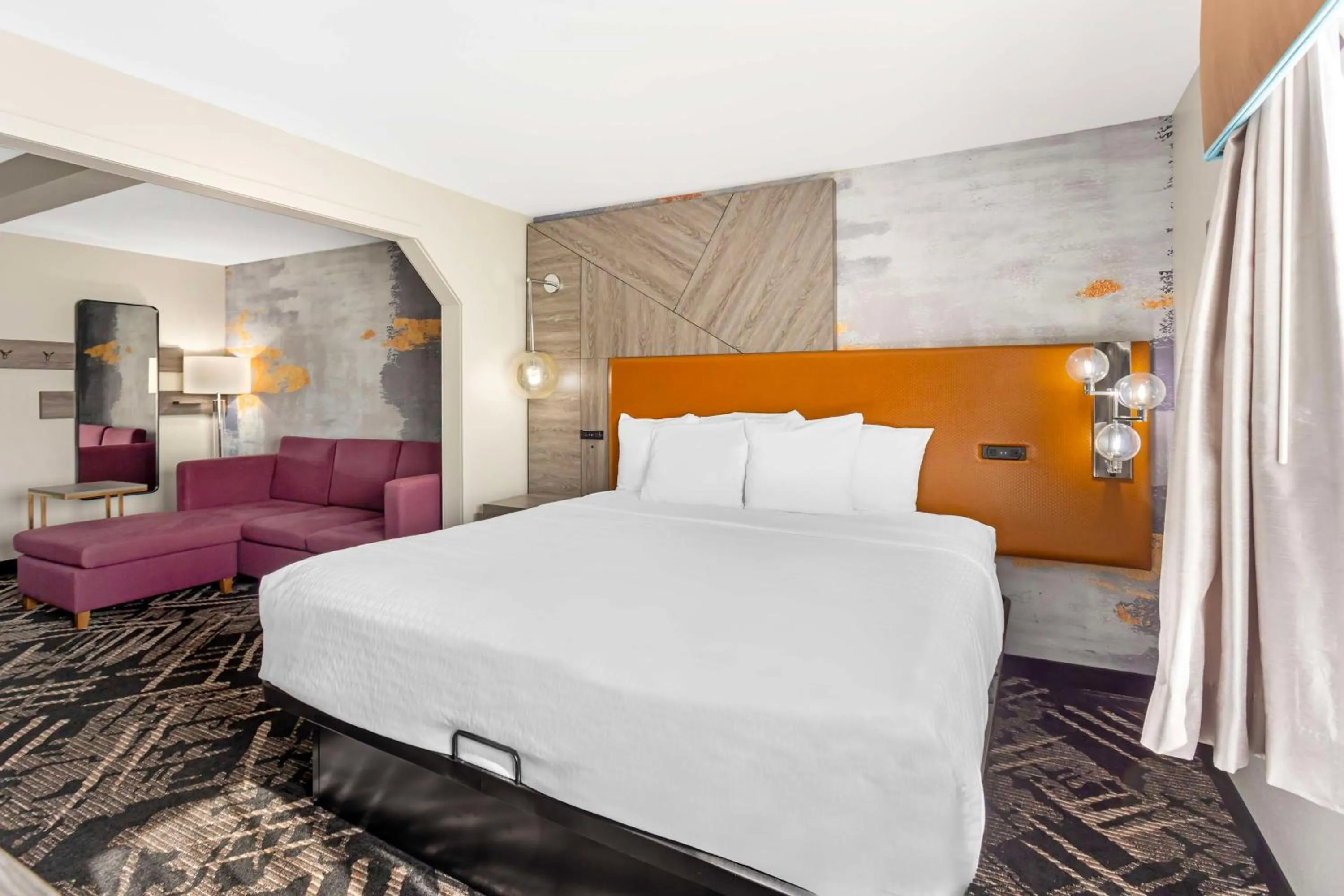 Queen Suite with Bath Tub - Mobility Accessible in Best Western Chambersburg