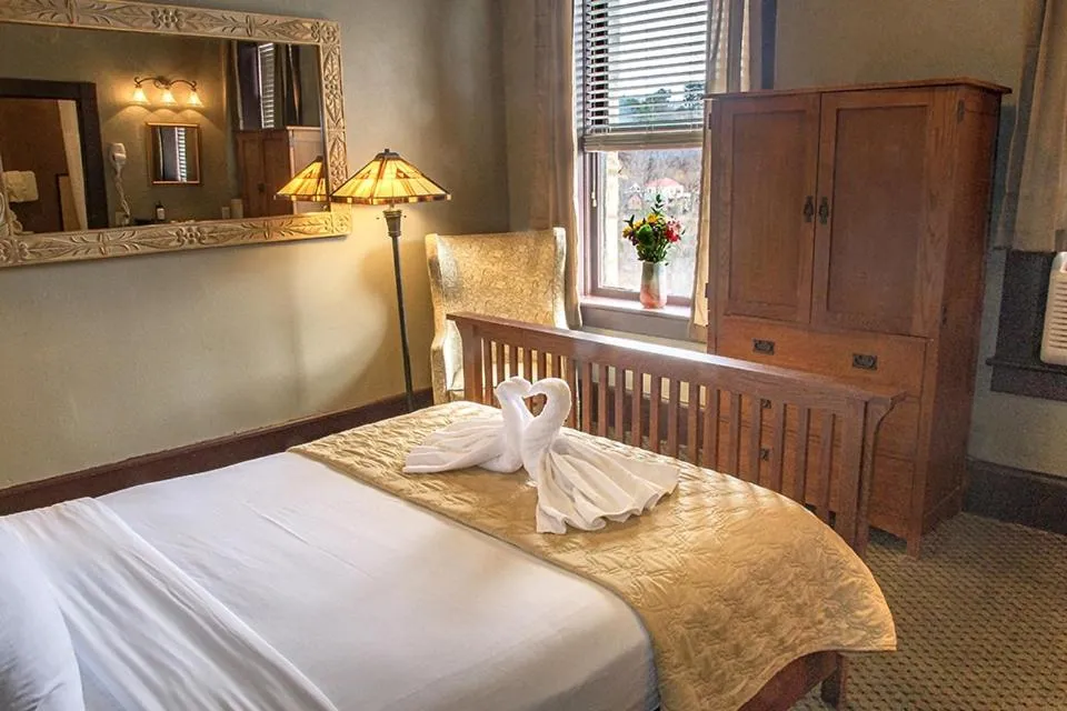 Standard Queen Room in 1905 Basin Park Hotel