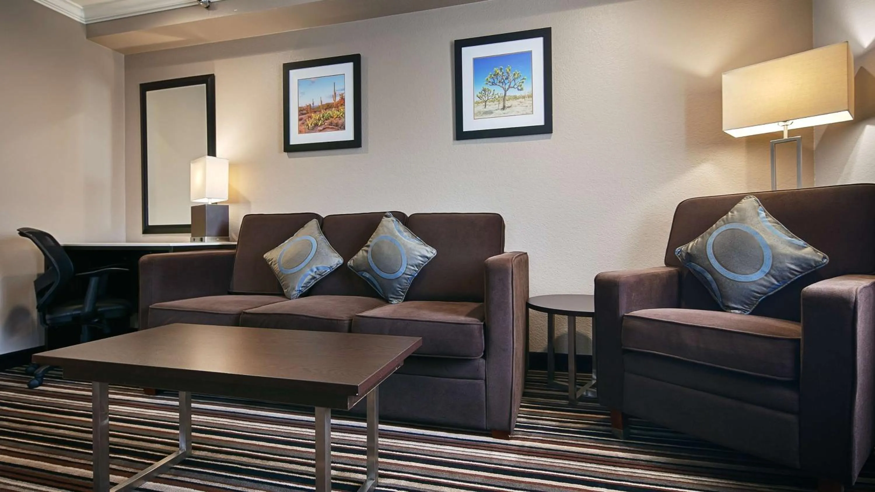 King Suite with Fireplace - Non-Smoking in Best Western Plus Diamond Valley Inn