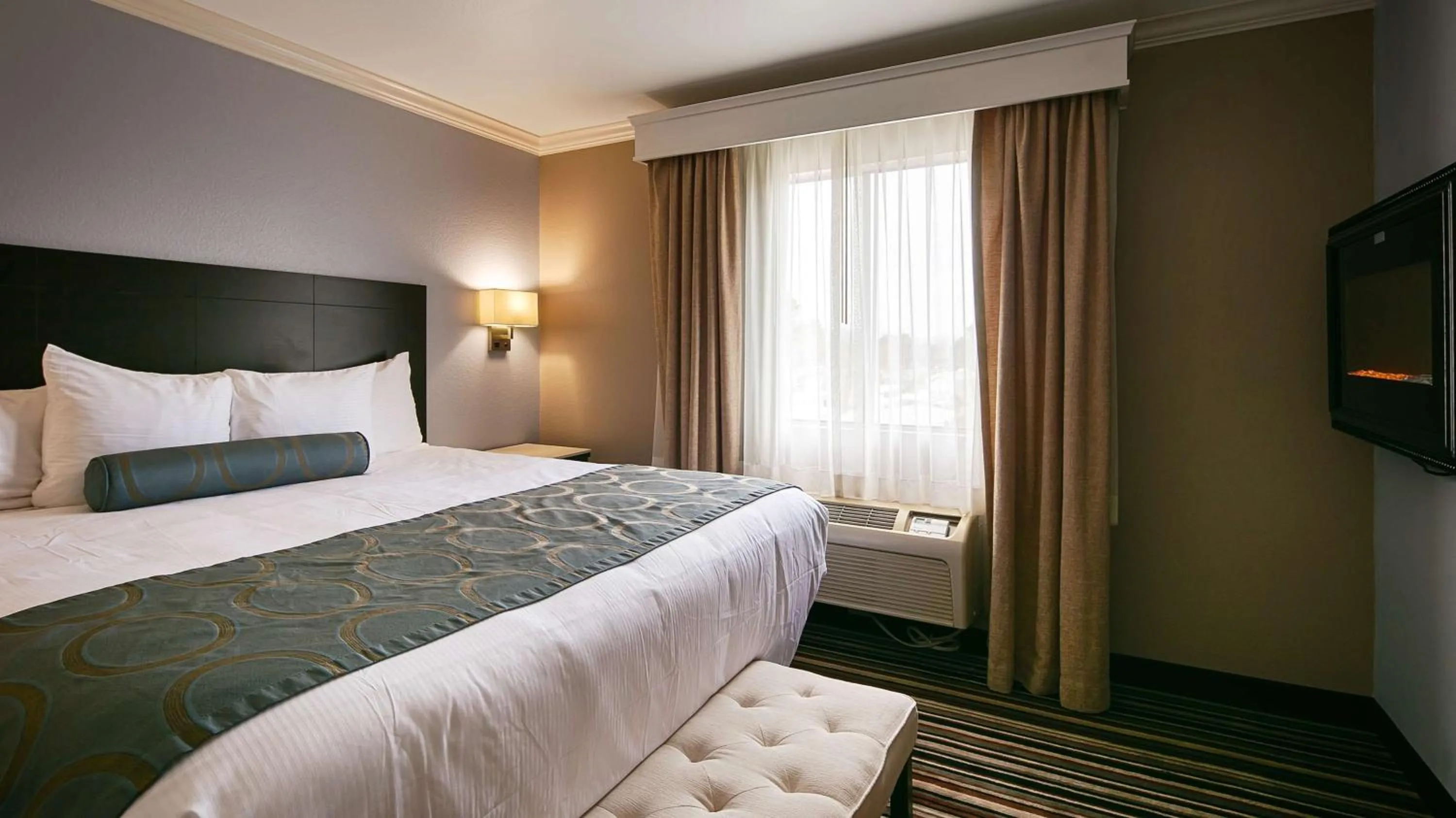 King Suite - Non-Smoking in Best Western Plus Diamond Valley Inn