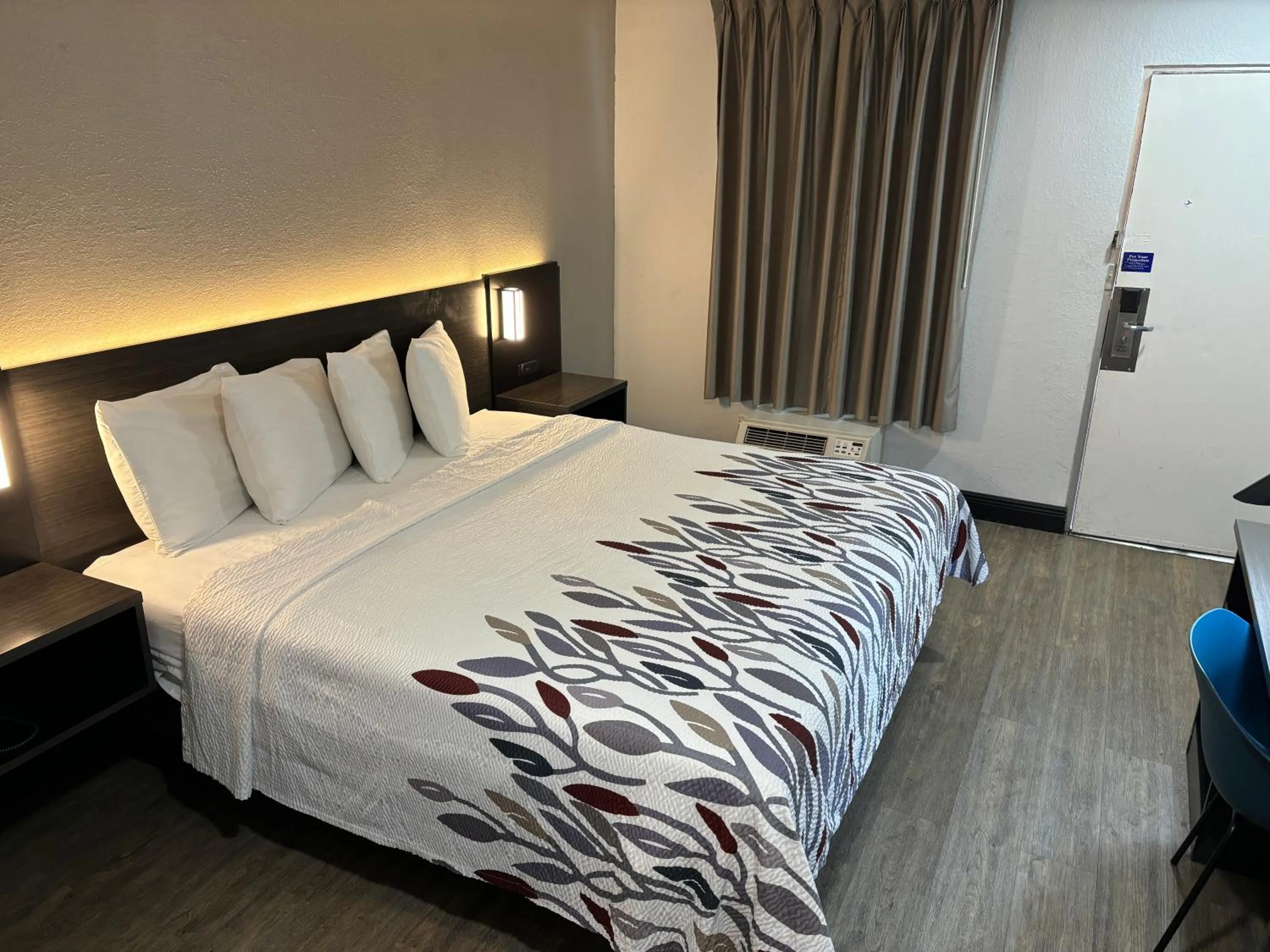 Superior King Room Non-Smoking          in Red Roof Inn Wildwood, FL - The Villages