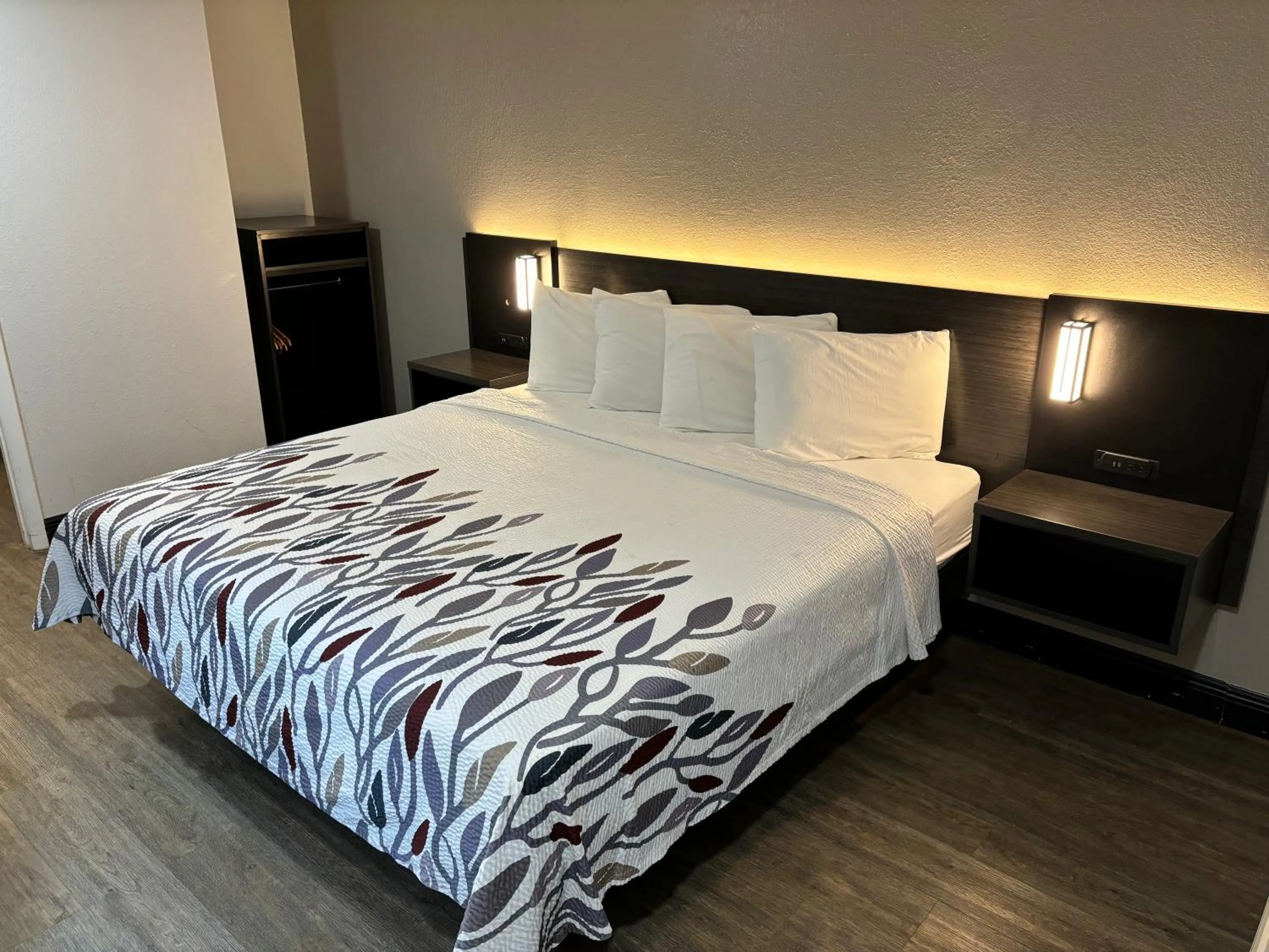 Superior King Room Smoking in Red Roof Inn Wildwood, FL - The Villages