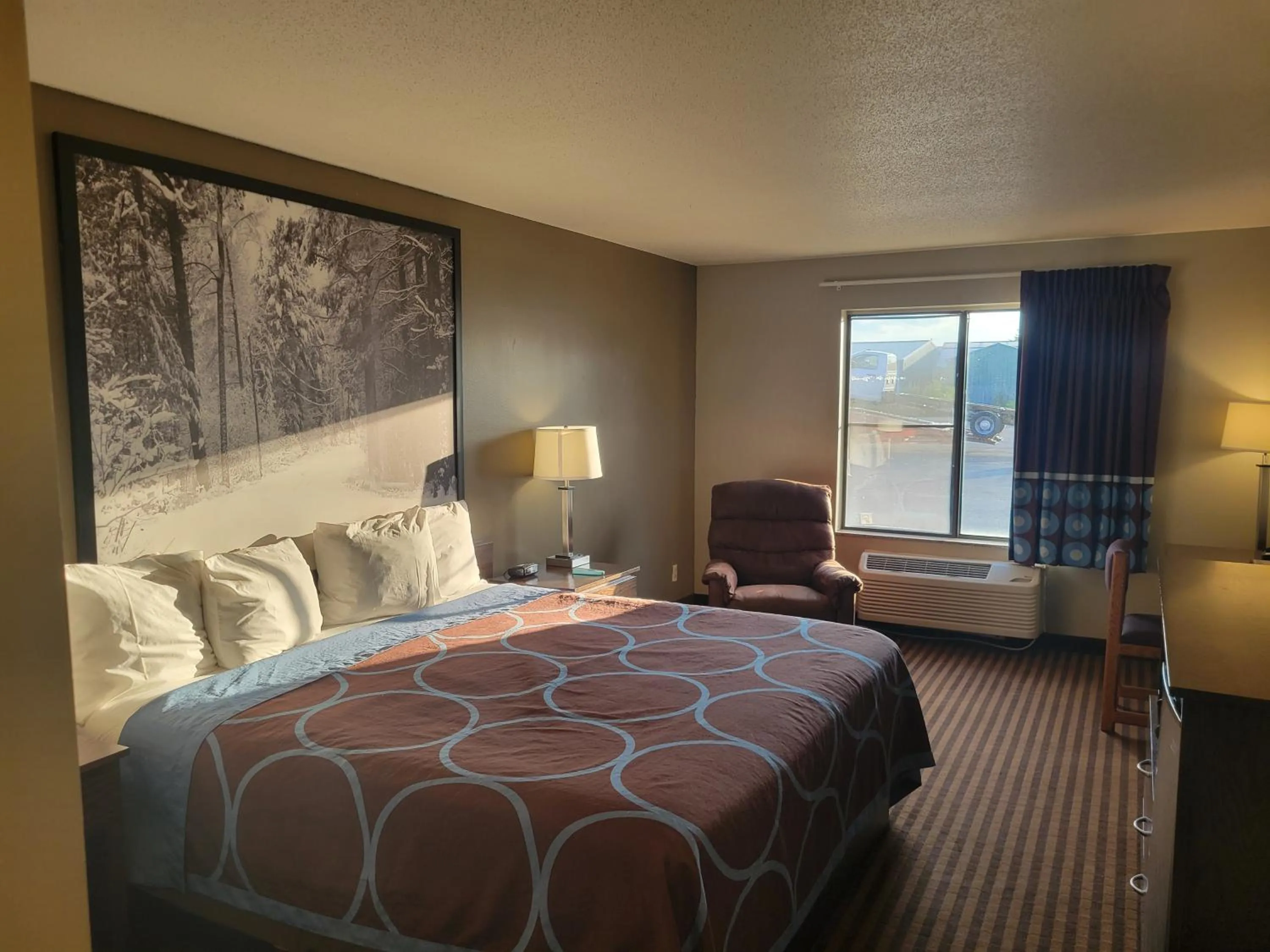Business Room with Murphy Bed - Non-Smoking in Super 8 by Wyndham Portage