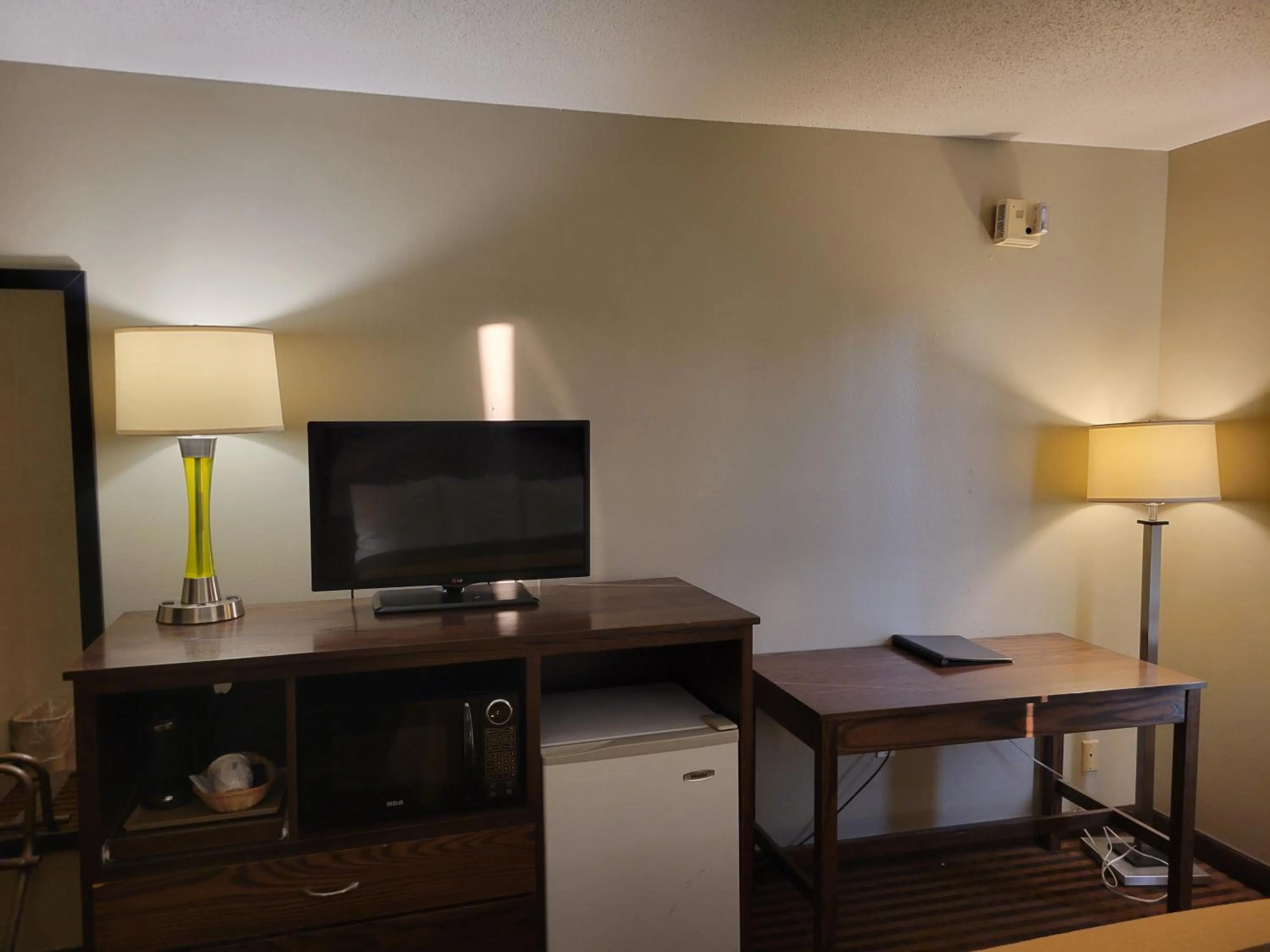 Queen Room - Non-Smoking in Super 8 by Wyndham Portage