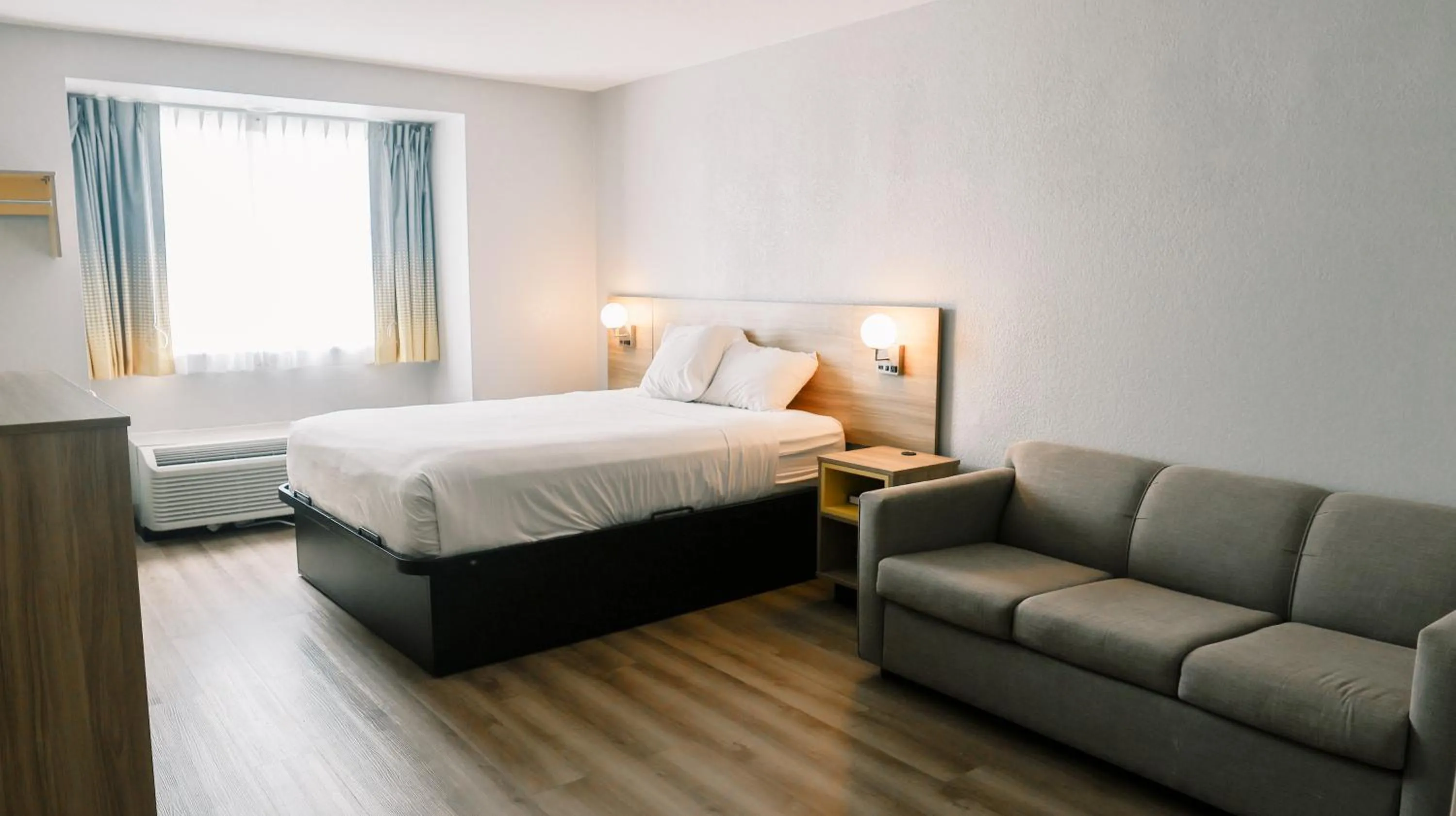 Queen Studio Suite - Mobility Access/Non-Smoking in Microtel Inn & Suites by Wyndham Gulf Shores