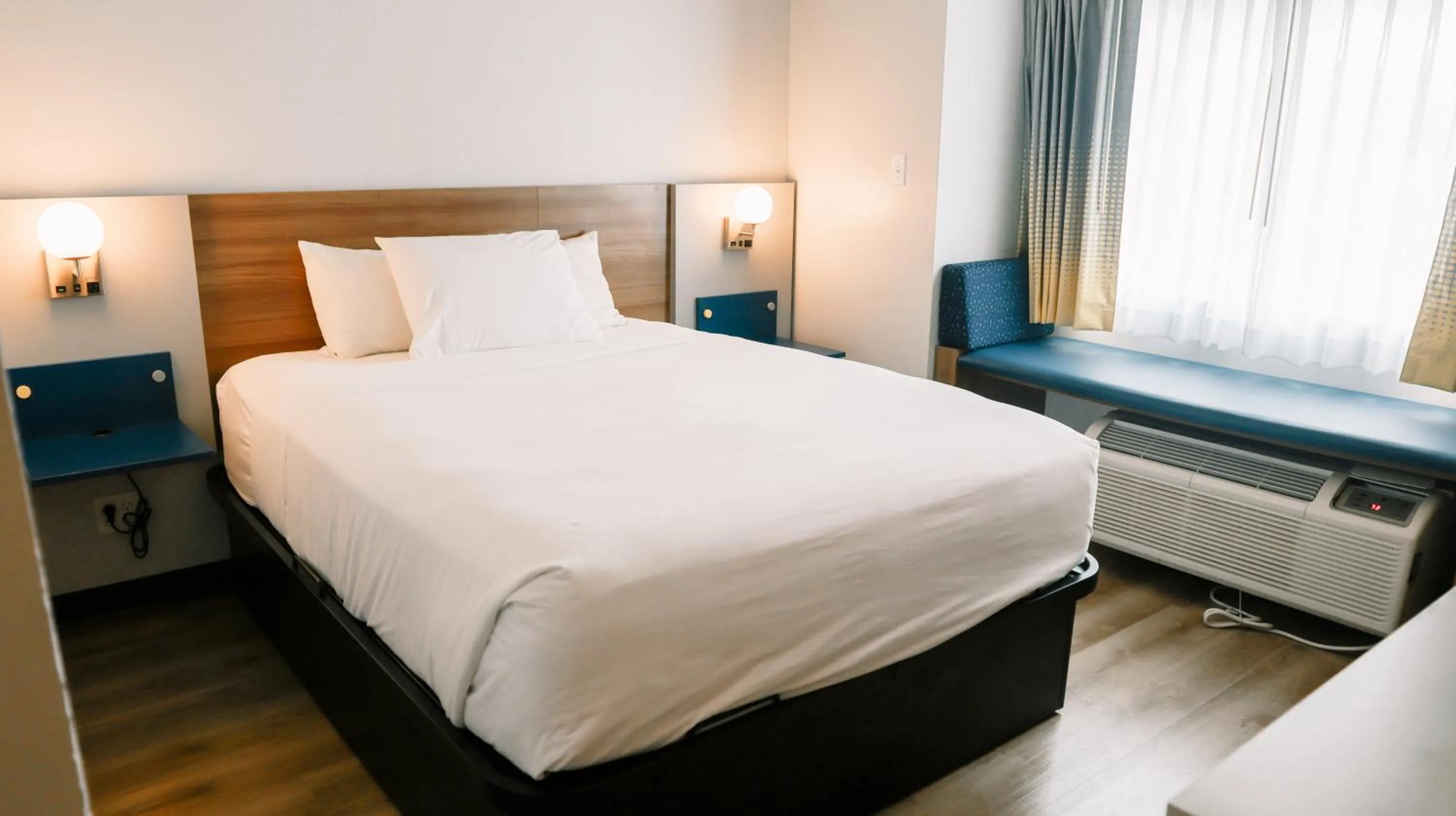 Queen Room - Disability Access/Non-Smoking in Microtel Inn & Suites by Wyndham Gulf Shores