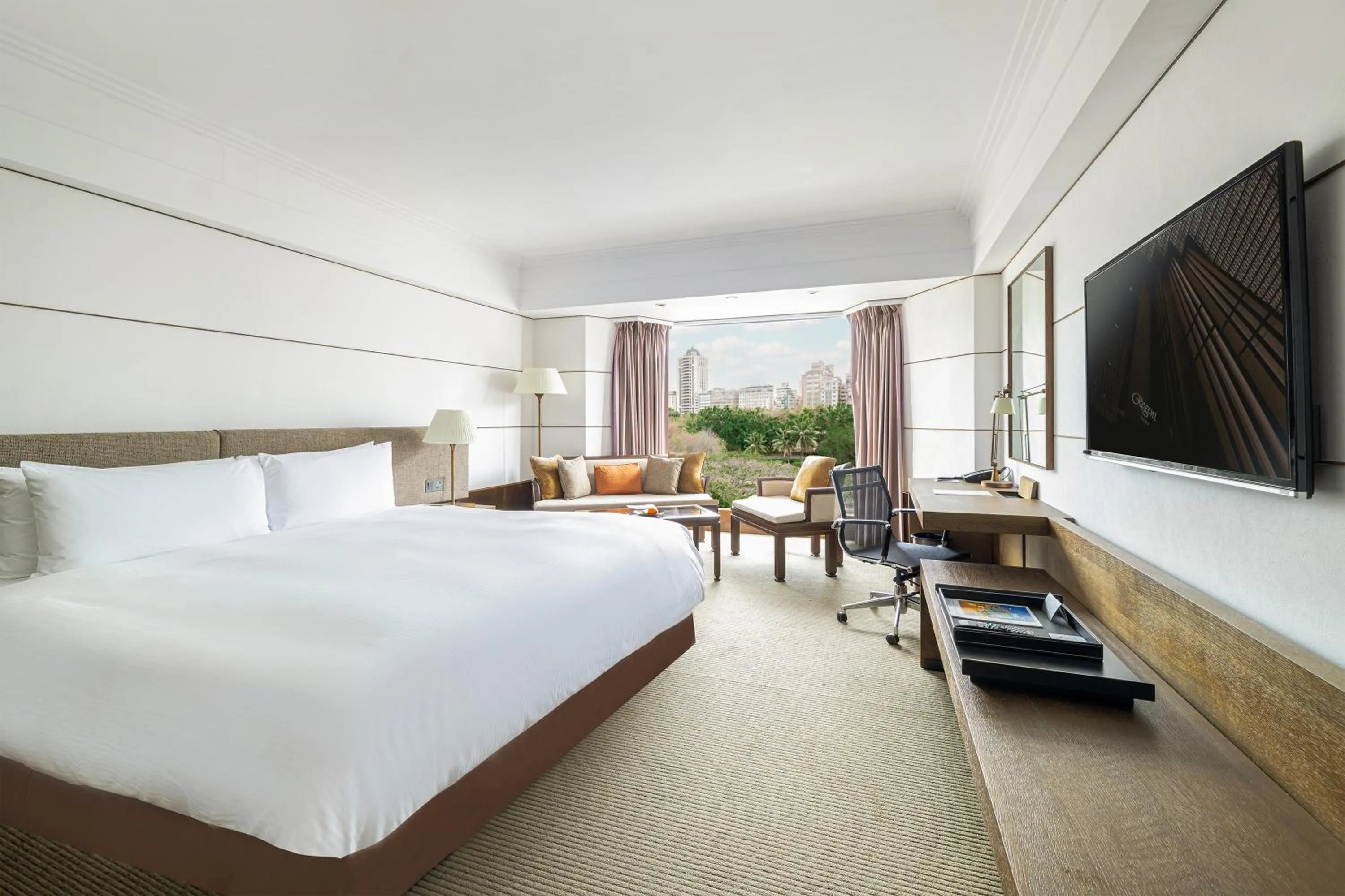 Deluxe King Room in Regent Taipei
