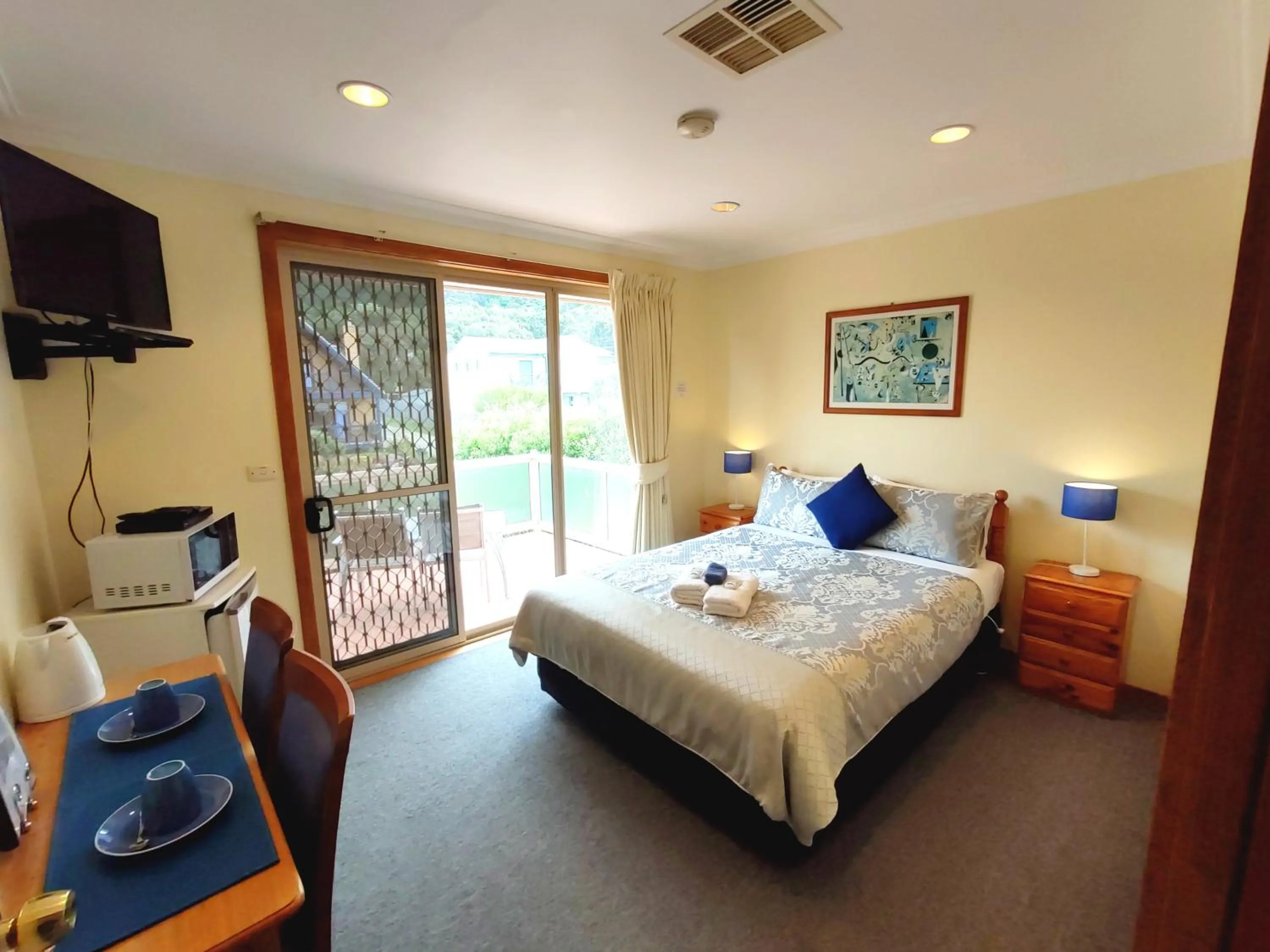 Queen Room with Shared Bathroom in Angela's Beach Stays