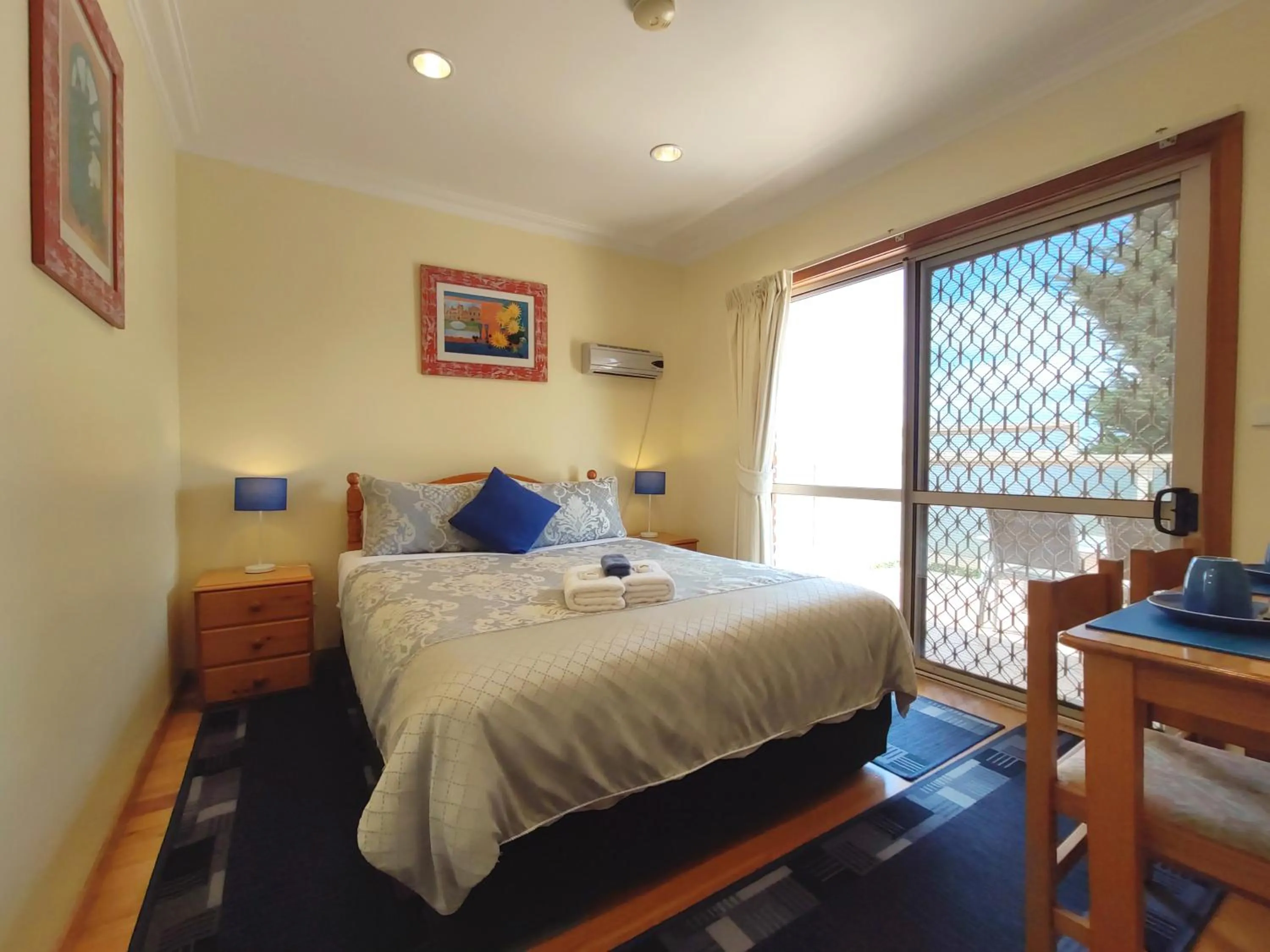 Queen Ocean Room in Angela's Beach Stays