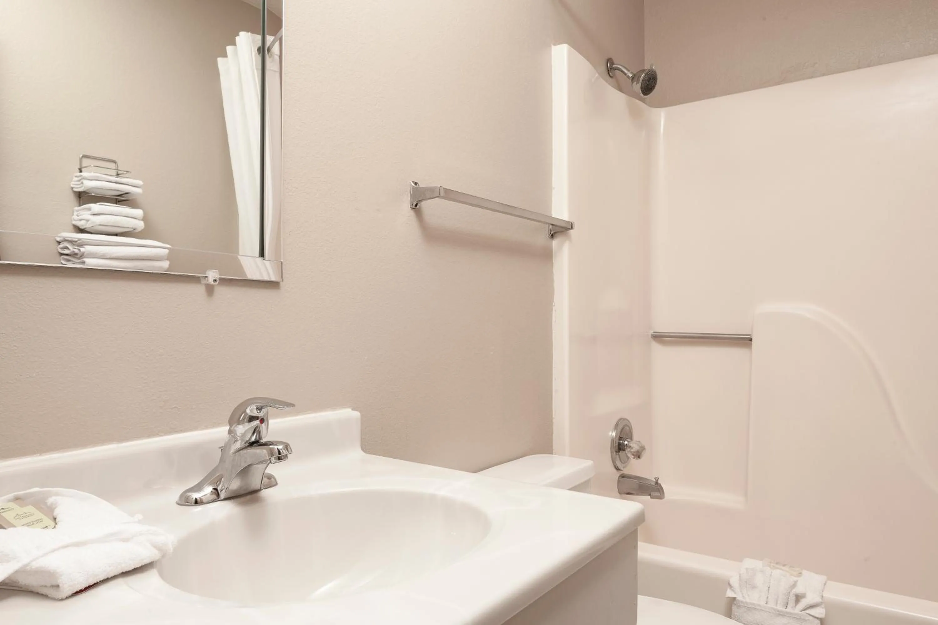 Queen Room - Non-Smoking in Super 8 by Wyndham Lincoln North