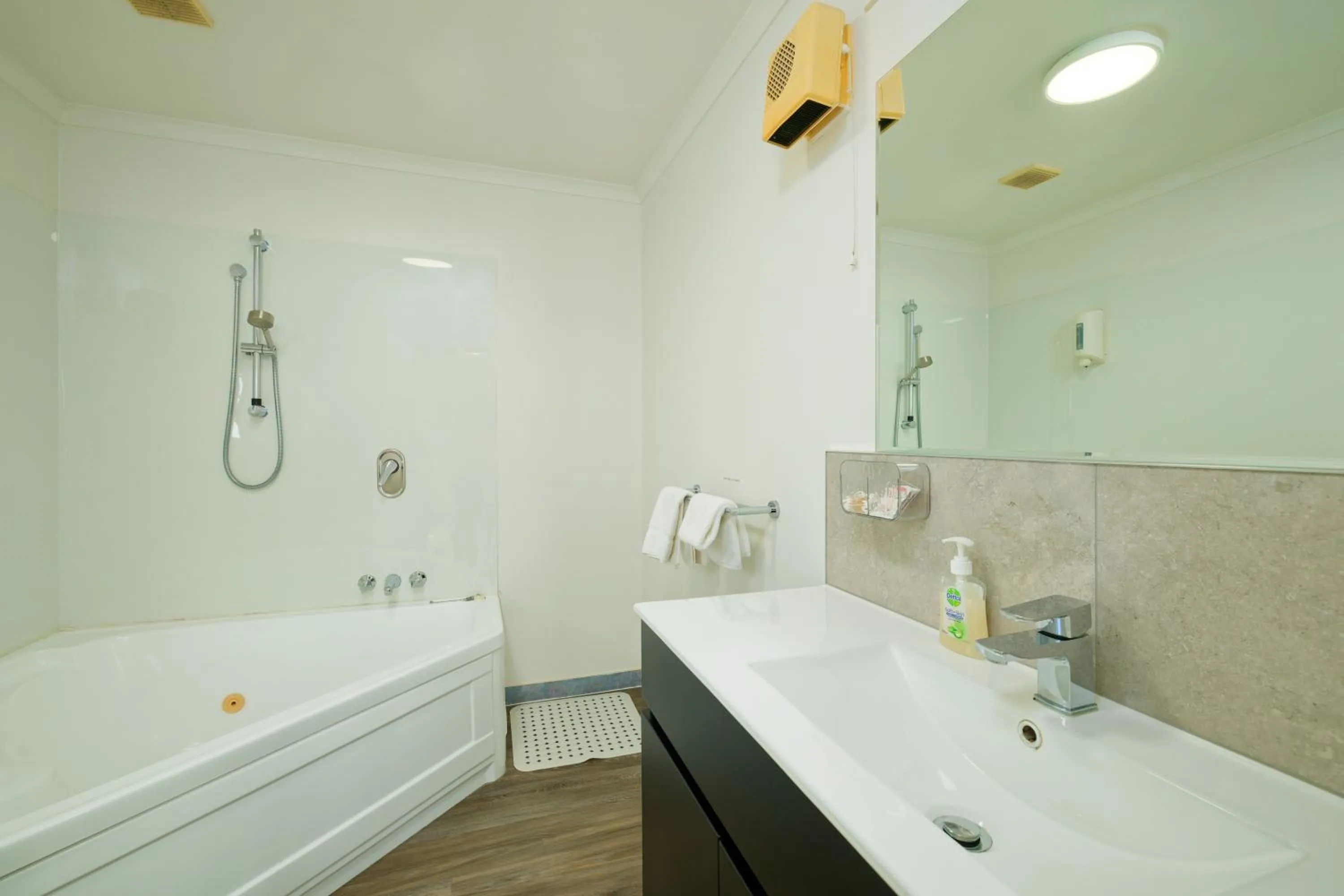 Studio with Spa Bath - Beach Front in Blue Seas Motel