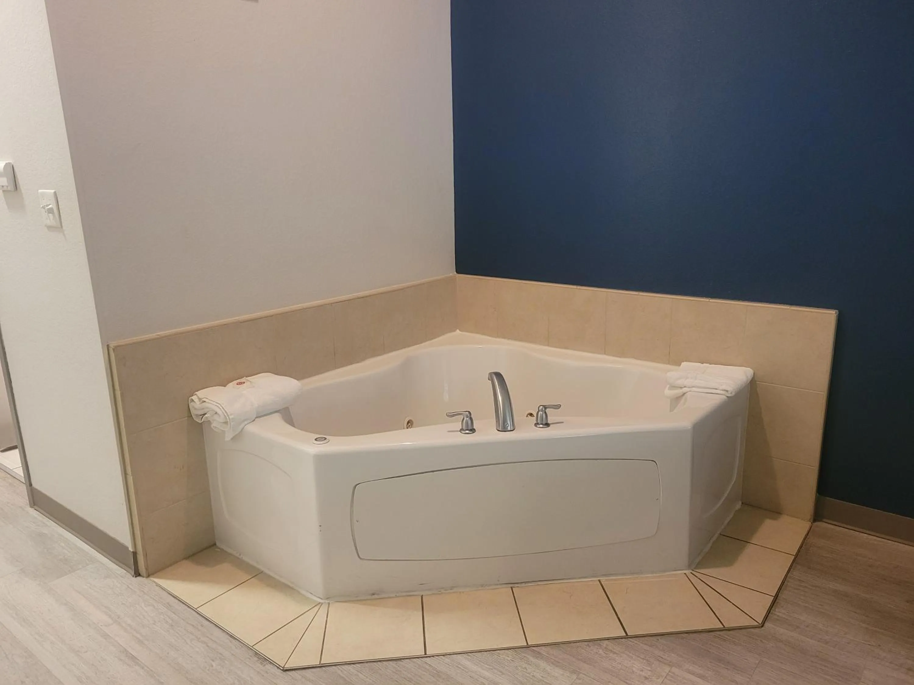 King Suite with Whirlpool - Non-smoking in Comfort Inn & Suites