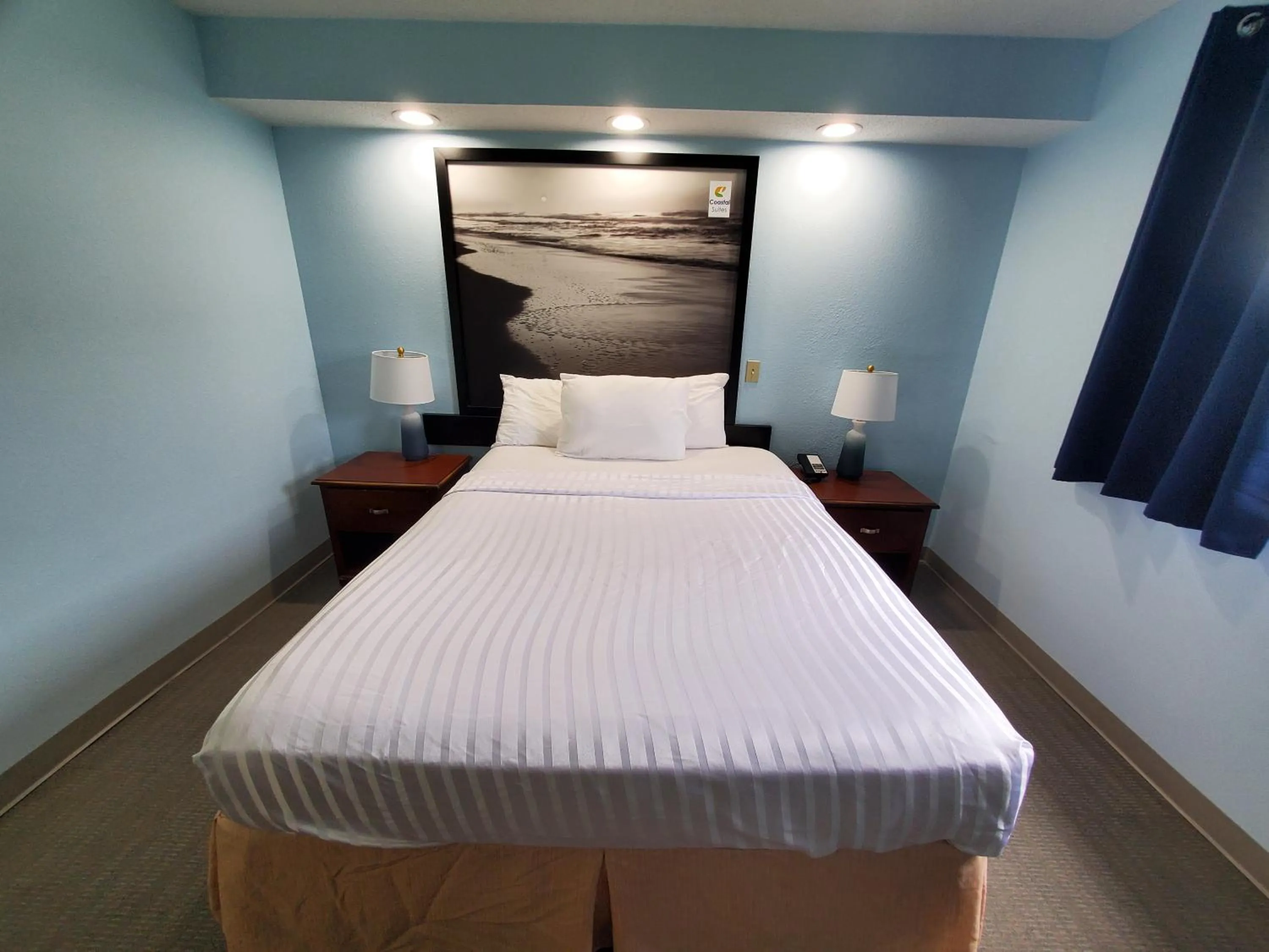 Queen Room - Disability Access in Coastal Inn & Suites