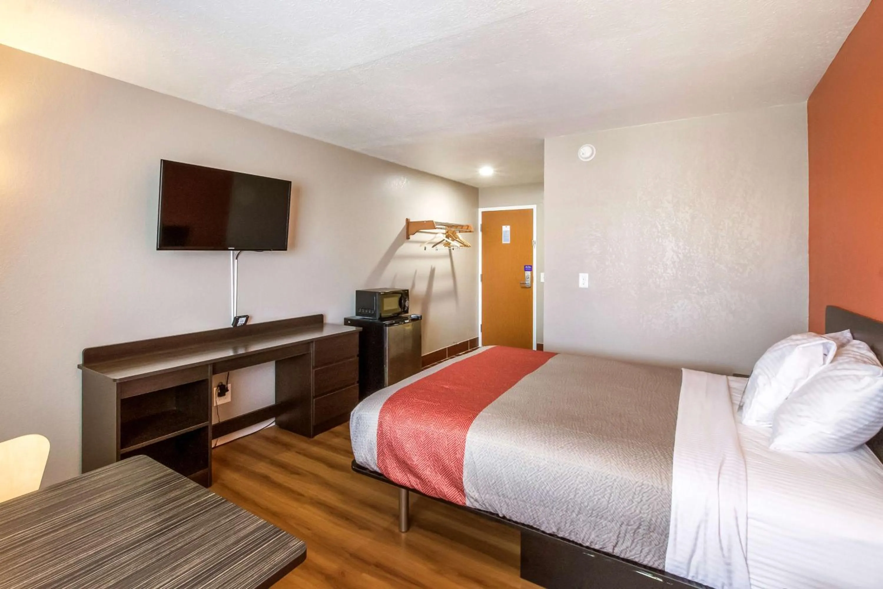 Deluxe King Room - Non-Smoking in Motel 6-Rossford, OH