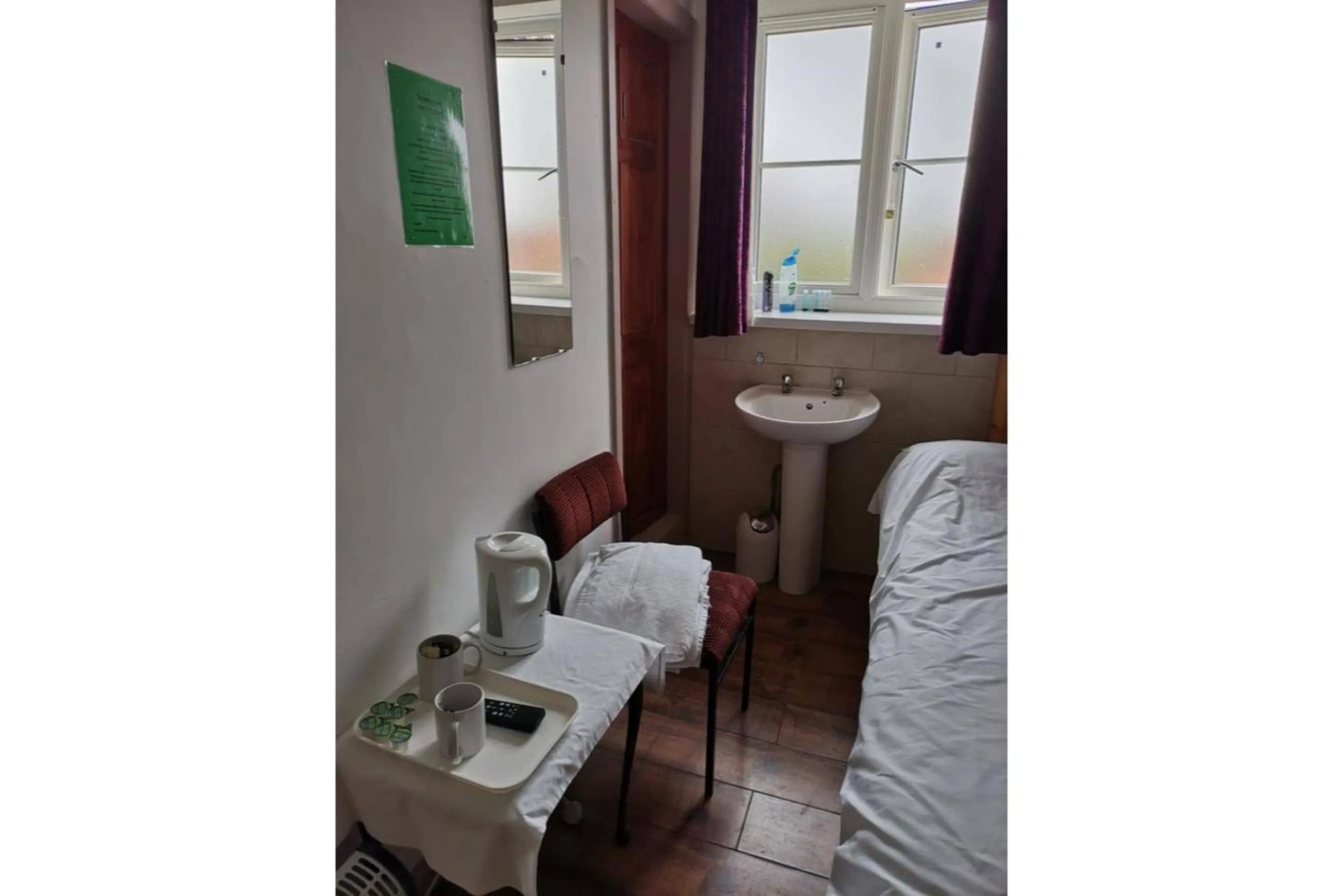 Standard Triple Room in Swan Inn, Heathrow Airport