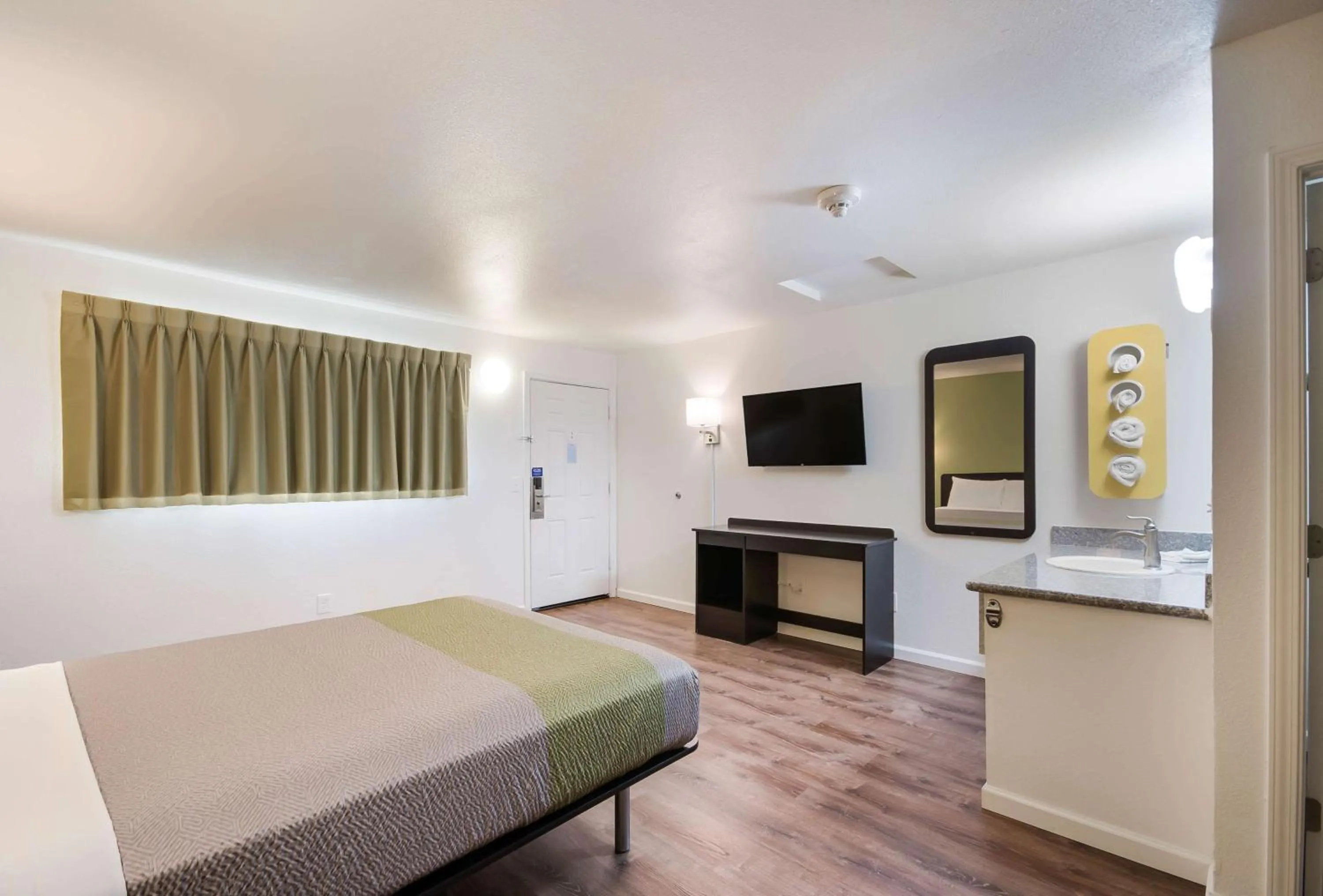 Deluxe Queen Room - Smoking in Motel 6-Burlington, WA