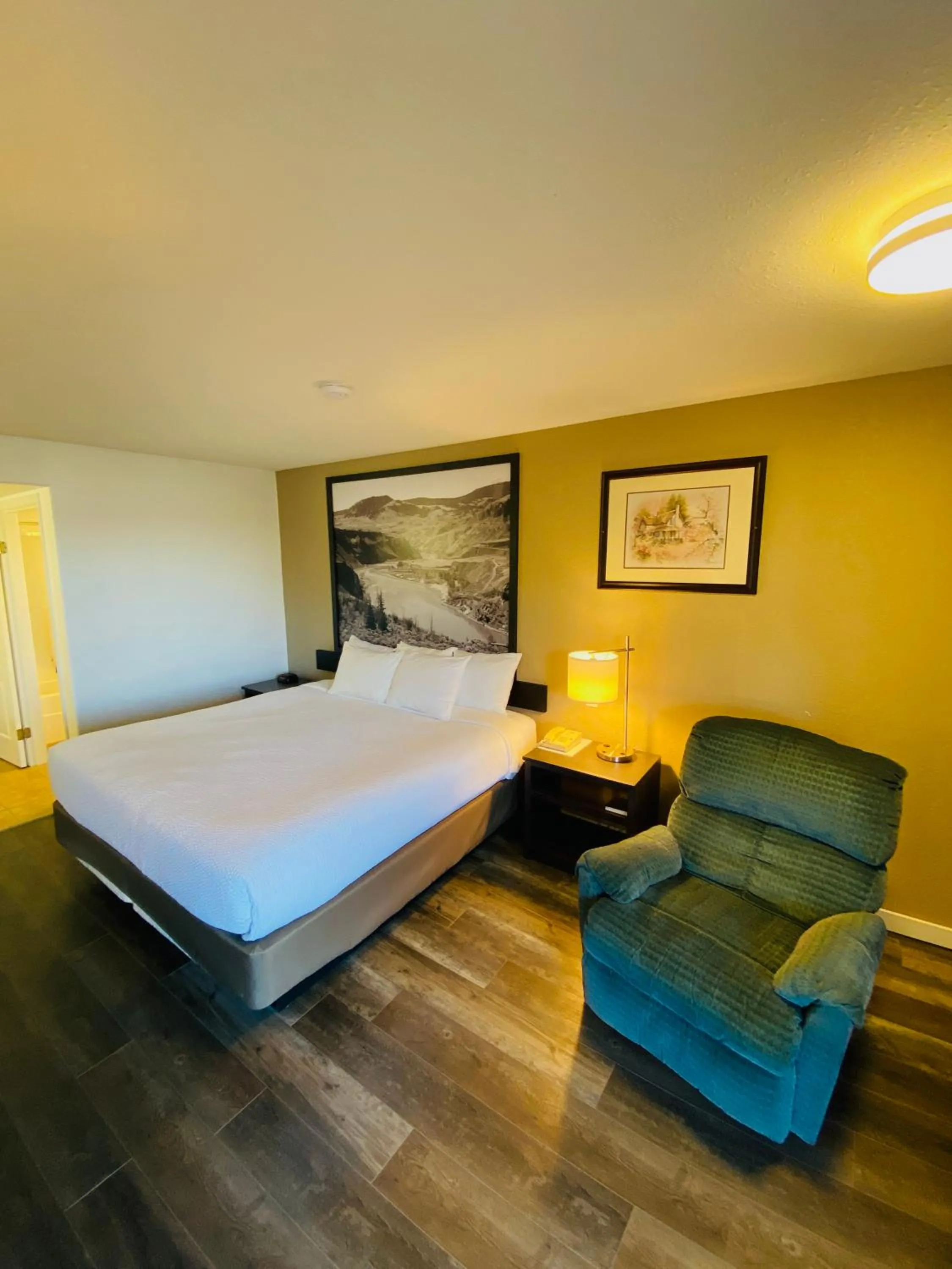 Queen Room - Disability Access - Non-Smoking in Super 8 by Wyndham 100 Mile House