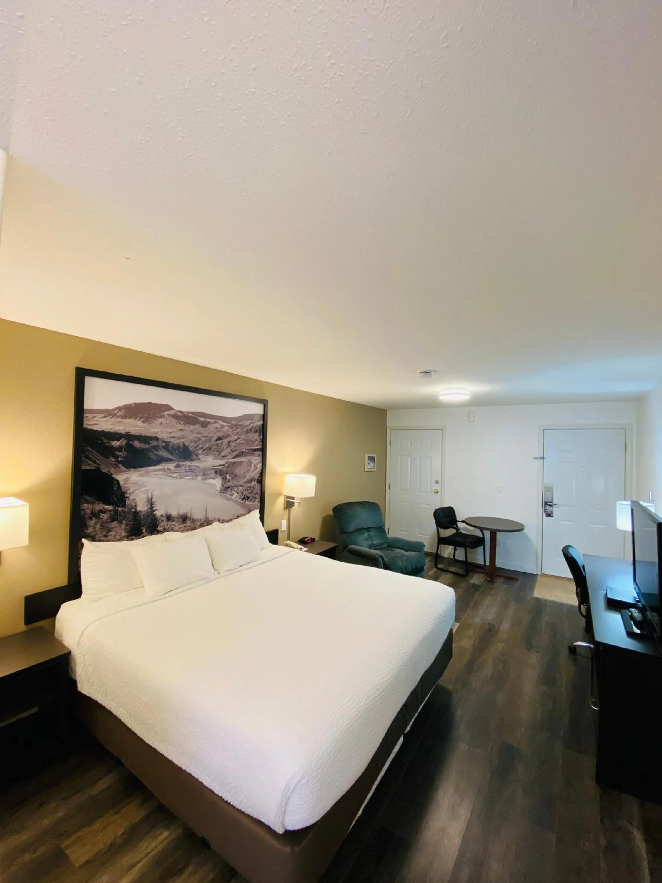 King Room - Non-Smoking in Super 8 by Wyndham 100 Mile House