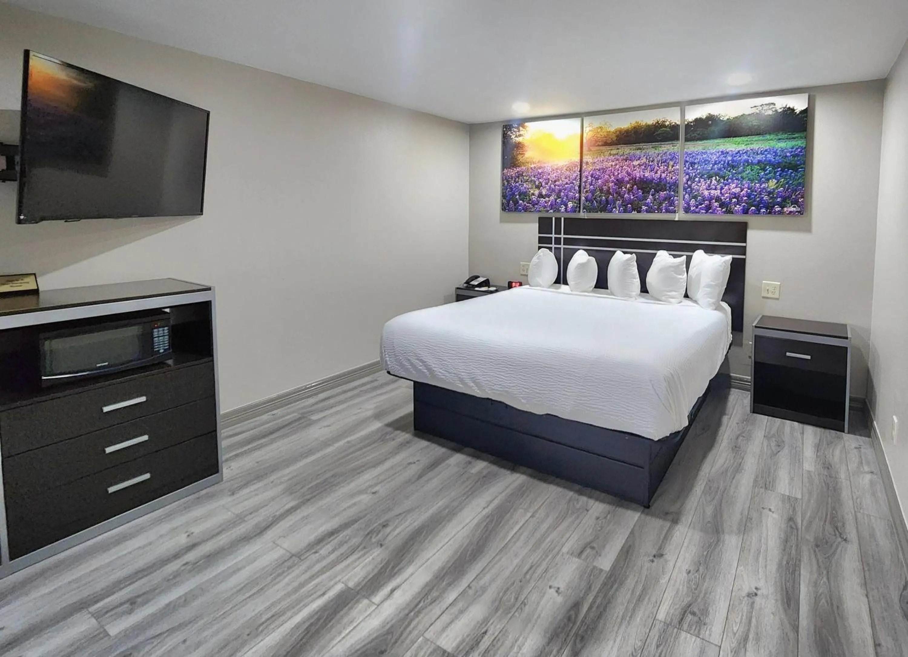 One-Bedroom King Suite - Smoking in Days Inn by Wyndham Baytown TX