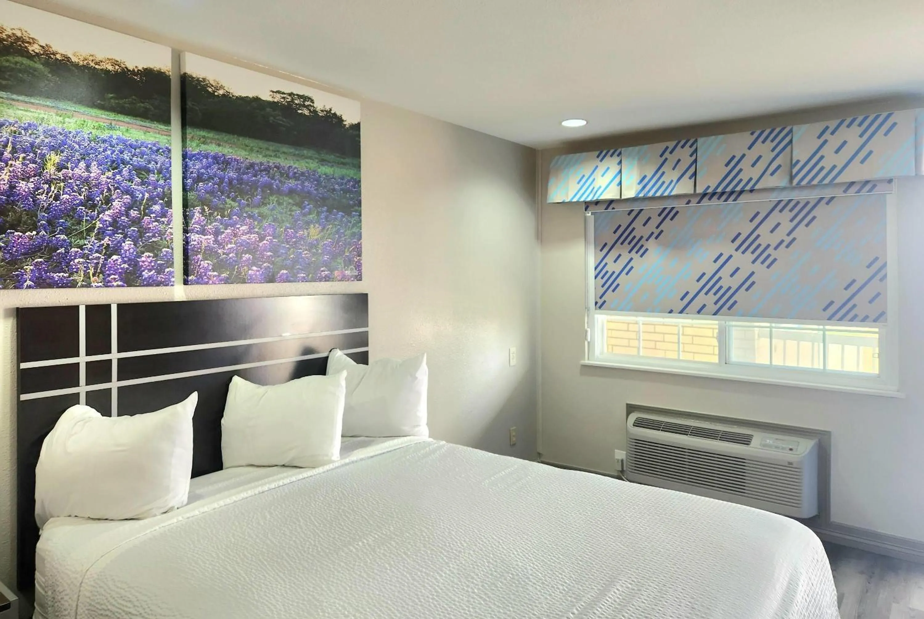 Queen Room - Non-Smoking in Days Inn by Wyndham Baytown TX