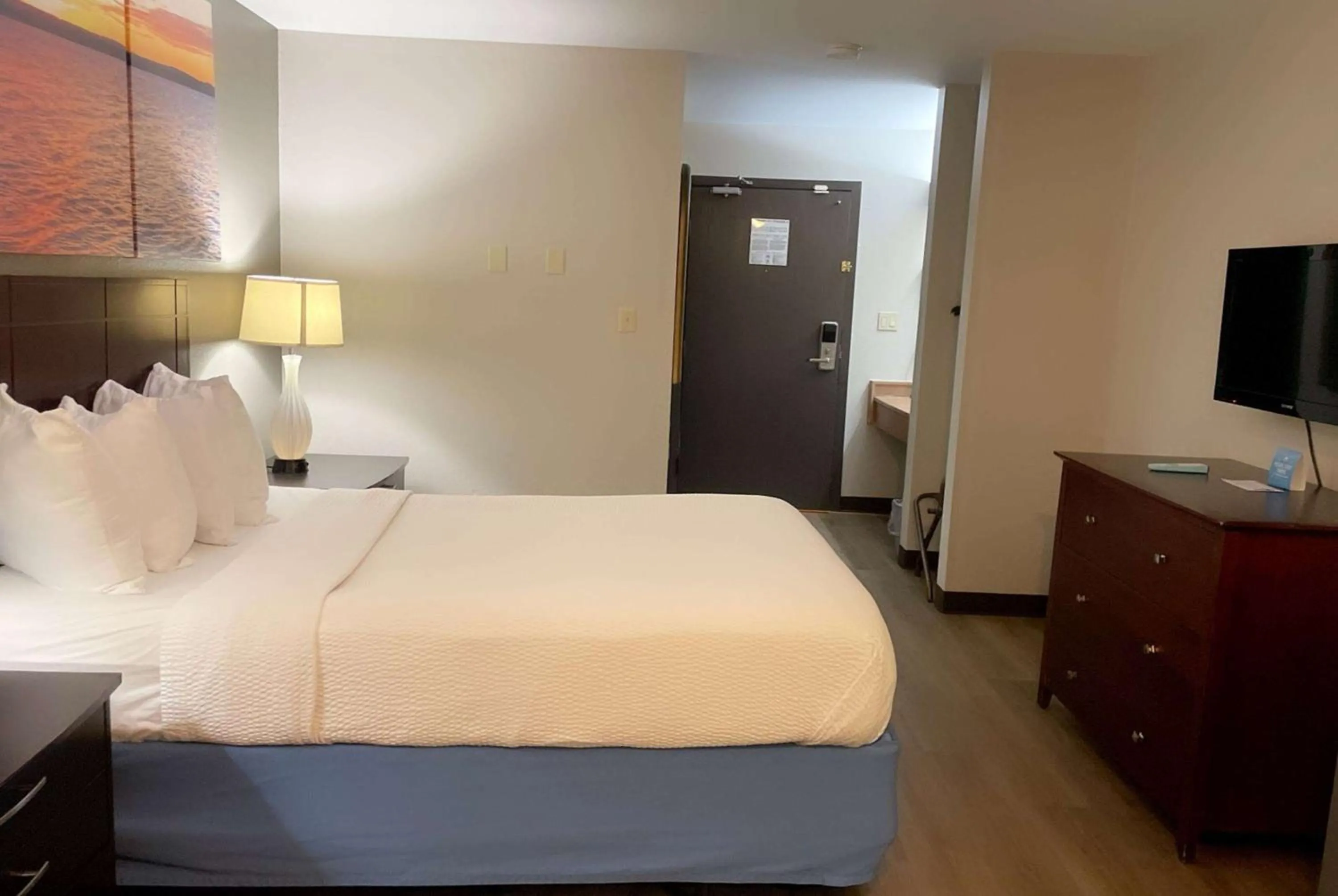 Queen Room - Non-Smoking in Days Inn & Suites by Wyndham Stevens Point