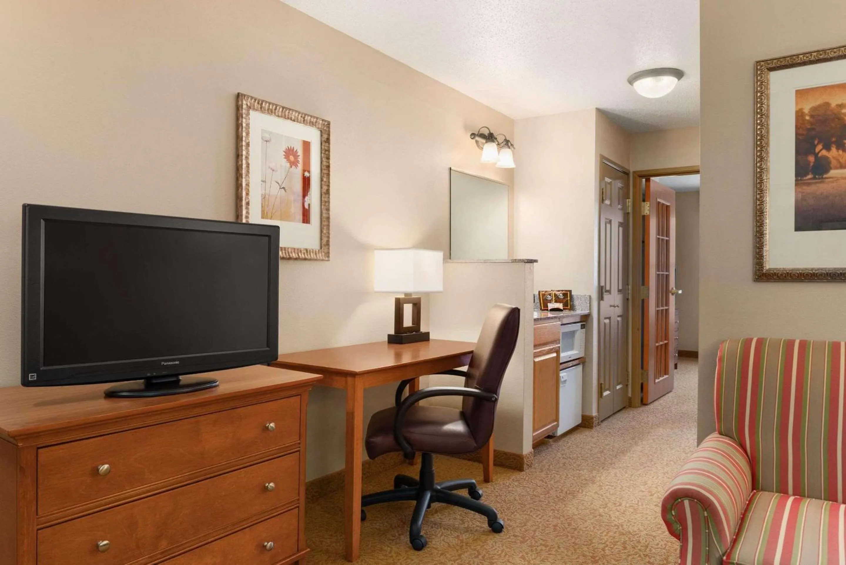 King Room - Non-Smoking in Country Inn & Suites by Radisson, Sycamore, IL