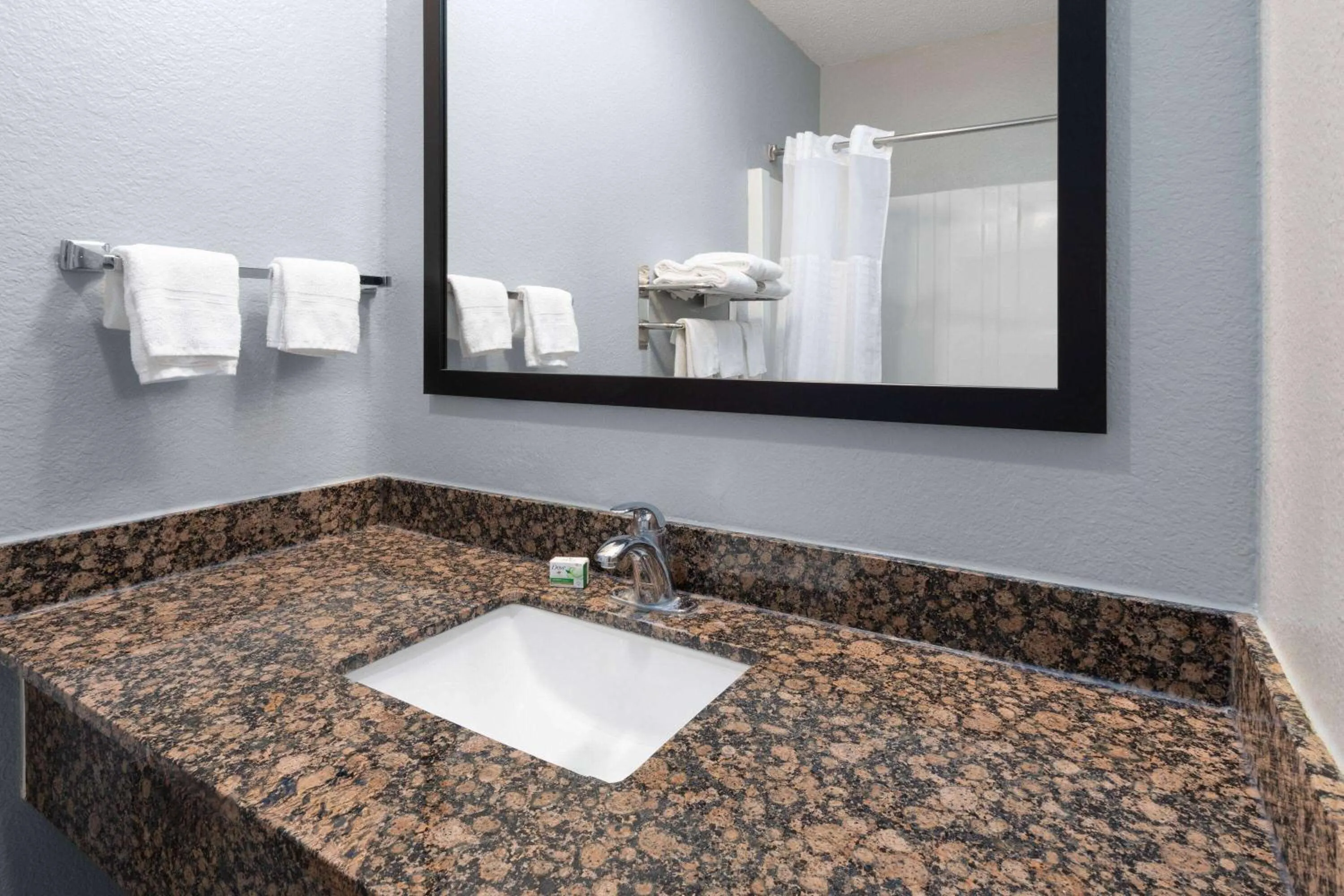 King Suite - Non-Smoking in AmericInn by Wyndham Grinnell